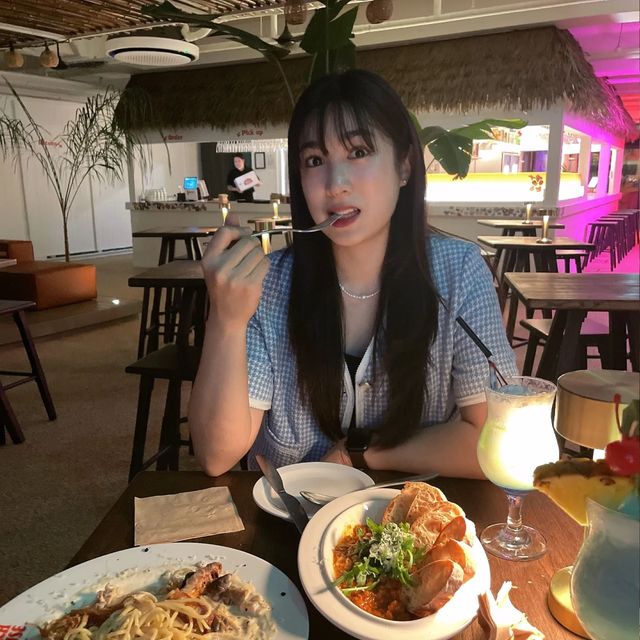 🎀김바미/김뽀여니/김뽀로🎀 on Instagram: "평일 일 끝나구 자매 수다타임👄💖 . . . 📍#더비치하우스 서귀포시 성산읍 신양로 122번길 17 더비치하우스 1층 🚗주차자리 매우 넓어요 ⛱️신