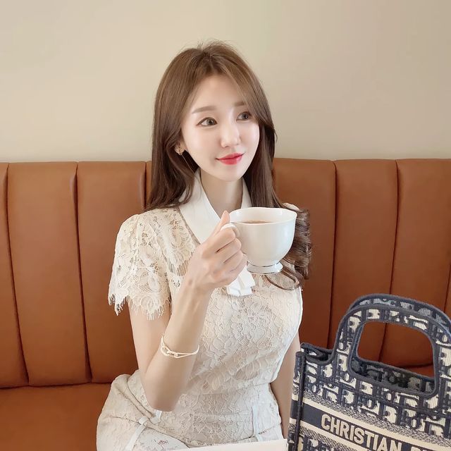 𝗬𝗘𝗝𝗜 예지 💖 on Instagram: "#협찬 제 옷 스타일이랑 딱맞는 예쁜 팔찌 브랜드 찾았어요-! 가만(Gaman)이란 이름은 '가치를 만들다'의 줄임말로 '우리 삶 속 소중한 가치를 쥬얼리로 표현