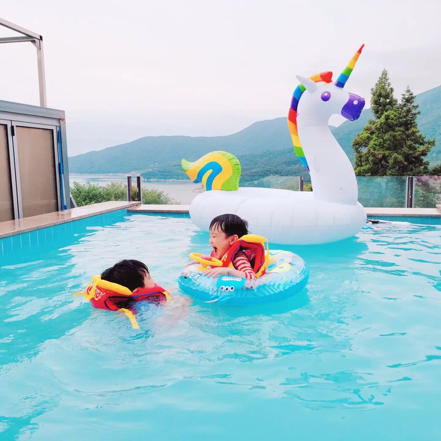 아이들과 오랜만에 #가족여행
이번엔 #거제도 선택했다!
#거제포로수용소 갔다가 #모노레일 타고..
#갯벌체험 #펜션 으로...
다음날 비온다하여 빡신 일정..
오랜만에(?) 아니지..처음..
3번4번 친한거 봐서능..
밖에 데리고 나와야 친한가봉가
자주 데리고 나와야 덜 싸우겠네😅

다음엔 어디로 갈까❔️
#형제 #가족여행👪 #거제카페 #마소마레 #오랜만에 #힐링 #또가자