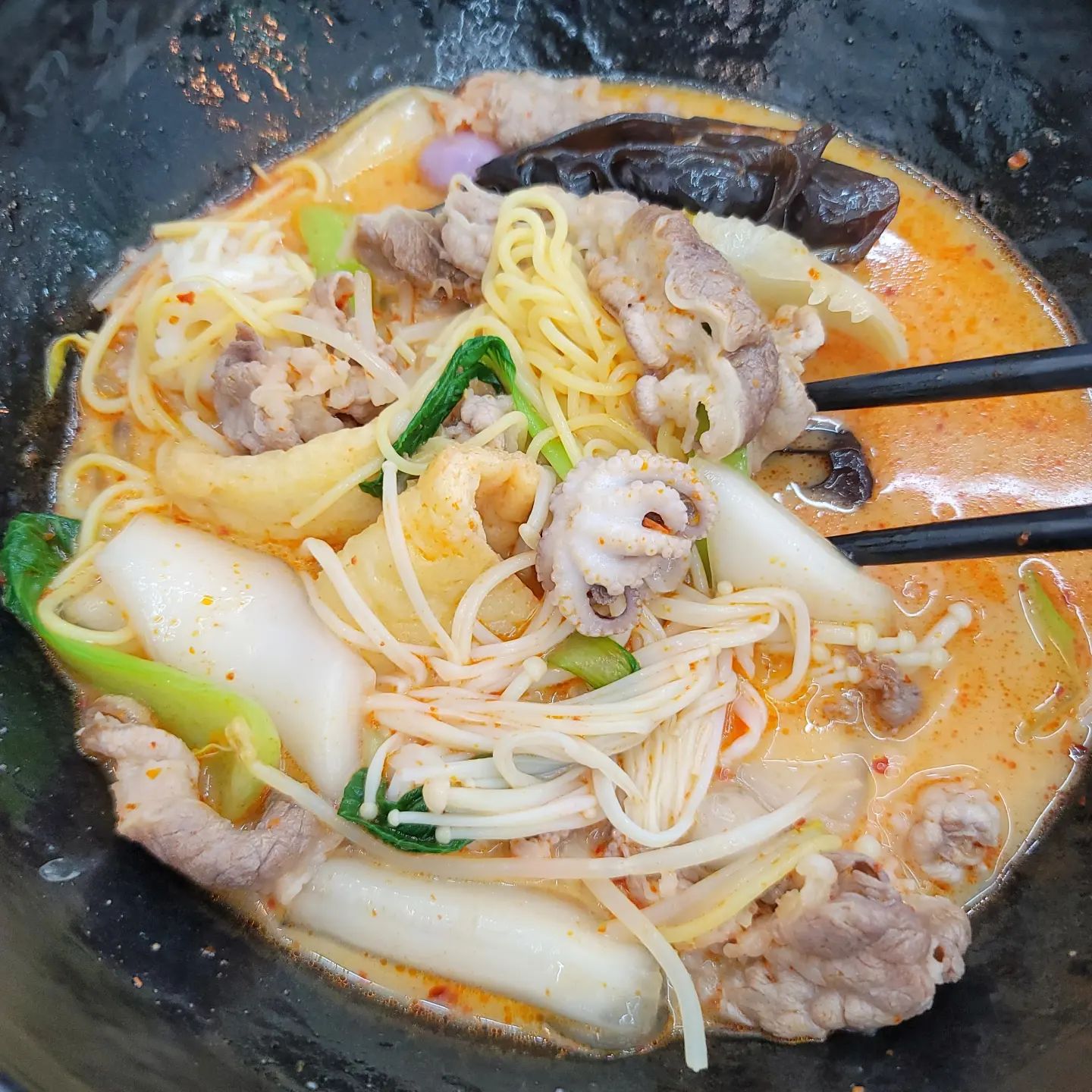 #협찬 이지만 찐 #마라탕맛집추천 입니당~
오늘은 중계동에 있는 #칠리향마라탕중계점 다녀왔어요~
😄대박대박~~~
들어서자마자 느낀 첫인상은~
화이트 인테리어와 환한 조명~시원하고 쾌적하다는 점이었어요.
취향저격 입니다~

✨️음식을 담으려고 보니 바구니가 구멍이 송송나 있는 구멍소쿠리였어요~ 😁
물기까지 저울에 담기지 않아 좋아요~

✨️맛을 보자마자 😍 마라탕 홀릭~~~
너무 맛있었어요~
속도 편해요~자극적이지 않은데 맛있어요!

✨️밥은 무한리필 입니다.

✨️이곳은 청결함 관리를 정말 잘 하는 곳 같았어요~
진짜 깔끔~깨끗했어요.
게다가 주방을 완전 오픈해서 조리과정도 다 보이니 더 신뢰되구요.
야채도 신선하고 고기 추가해서 먹었는데 고기도 맛나요~
저는 1단계 맵기로 먹었는데 딱 좋았어요~
매운거 못드시는 분들은 0.5 단계도 있답니다^^

마라탕이 땡길땐 칠리향마라탕 중계점 자신있게 추천해여~~~

#칠리향마라탕
#중계동맛집 
#중계동마라탕 
#중계동중식 
#중계동마라탕맛집 
#중계은행사거리맛집 #중계동은행사거리마라탕
#중계동은행사거리맛집
#마라탕#마라탕추천
#중계마라탕
#노원마라탕
#노원맛집