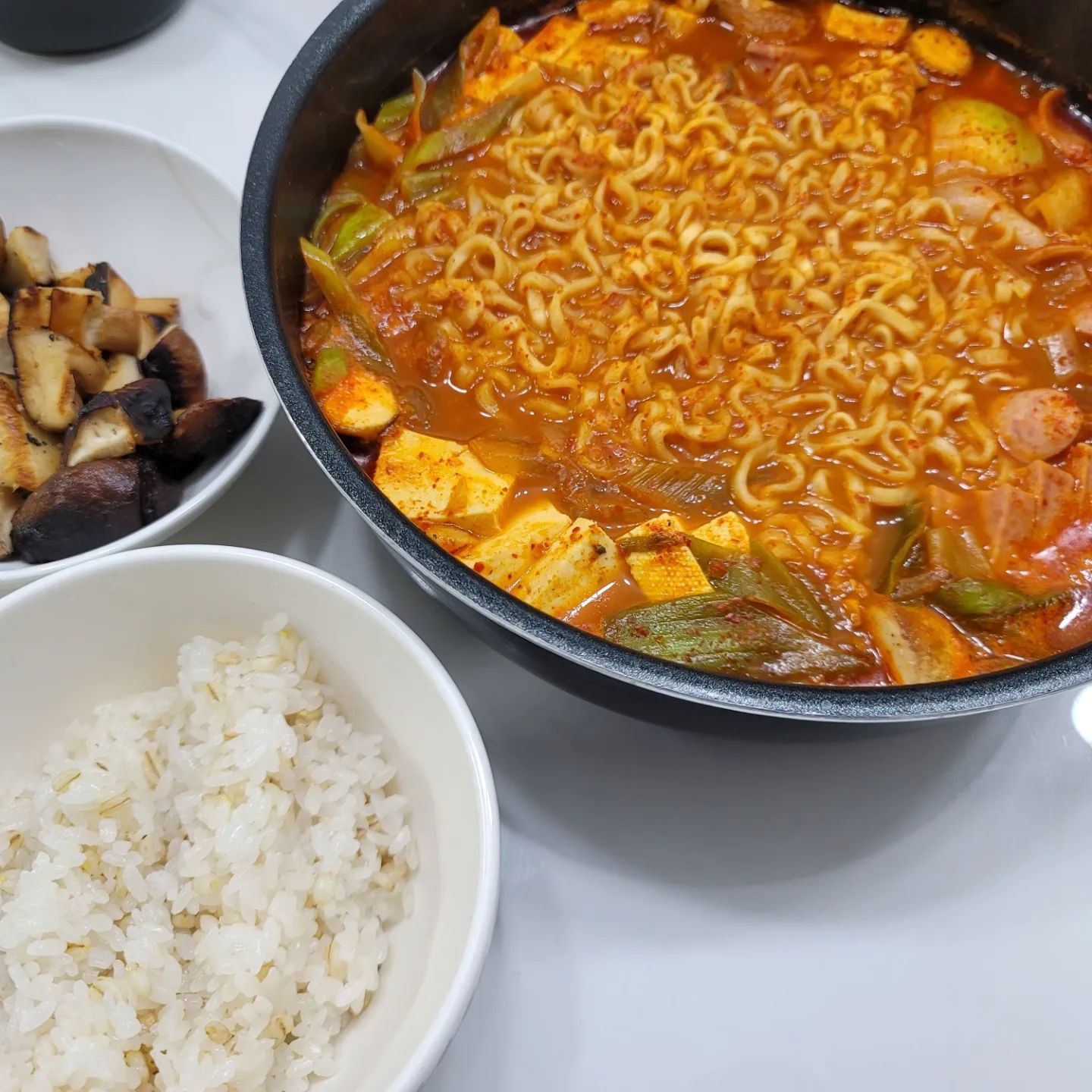 #저녁밥상

간편하게 차리는 #부대찌개 #송화버섯볶음 

#등갈비김치찜 먹고 남은 국물에 물 좀 추가해서
스팸, 소시지 잘라 넣고 두부, 양파, 대파 넣고 끓이다
가운데 라면 올리면 완성

오랜만에 본 #송화버섯 툭툭 잘라
기름에 달달볶다 소금 후추 넣어 마무리 하니
탱탱한 식감에 고소한 버섯향이 포인트가 제대로 삼 

부대찌개는 얼큰칼칼한데 햄소시지 맛이 추가되니 환상 ㅎ
집에 #카구리 남은걸 넣었더니 굴고넓적한 면이
국물 제대로 머금어 딱 ㅋ

15분 남짓만에 완성한 훌륭한 #밥상

#집밥 #집밥스타그램 #집밥메뉴 #홈쿡 #쿡스타그램 #요리스타그램 #음식사진 #홈스토랑 #온더테이블 #요리하는남자 #homecook #7월 #현실밥상 #집밥레시피 #먹스타그램 #맛스타그램 #냠냠 #맛있다그램  #먹스타 #이후추네 #일상 #오늘뭐먹지 #냠냠 #food
