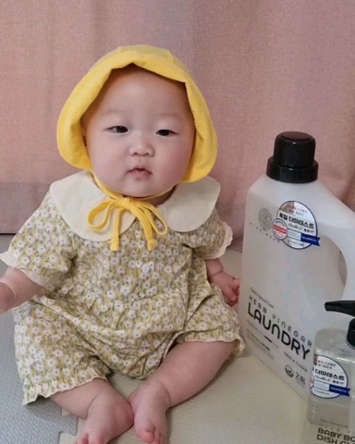 임은지 on Instagram: "#제품협찬 #아이너바움세탁세제 소이는 소이 전용 세탁기와 아기세제를 사용하고 있어요.👶👗 하지만 키우면서 느껴보니, 아기띠에 많이 매달려있는 소이가 제 가슴팍