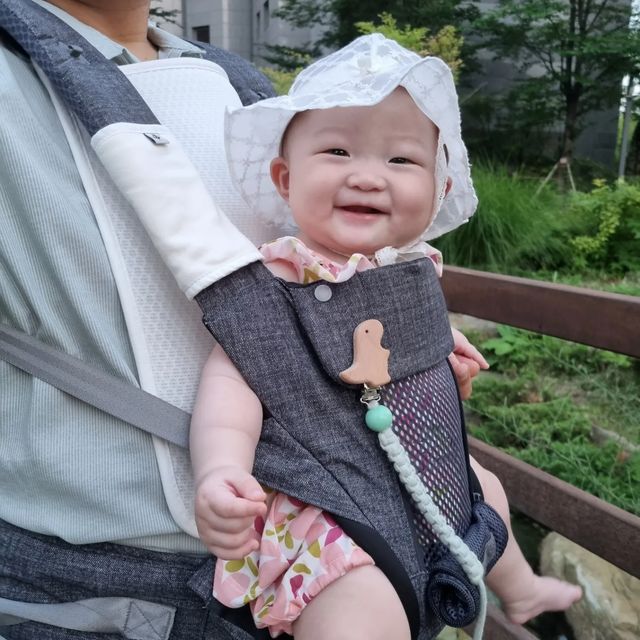 임은지 on Instagram: "박소이 D+201 소이는 외출할때도 유모차 보다 포그내아기띠 요즘 이가 나느라 힘든건지 다시 신생아로 돌아간것처럼 밤마다 너무 울어서💦 결국 아기띠로 안아서 재운답