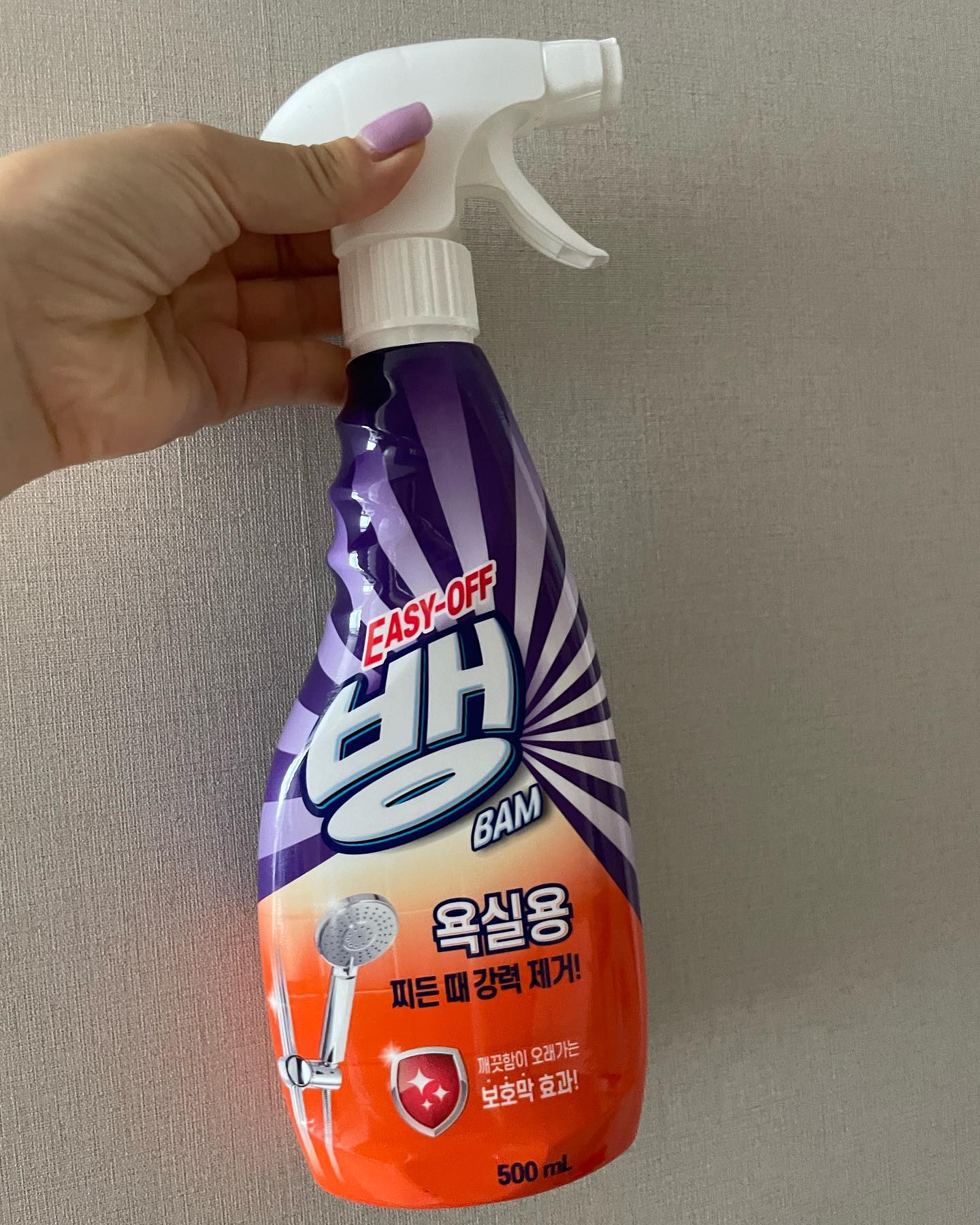 #협찬 

화장실에 자주 곰팡이가 껴서 스트레스!!
그럴때 가볍게 청소하기 좋은 이지오프뱅
보호막 효과가 있어, 한번만 청소해도 깨끗해짐!

#이지오프뱅 #욕실청소 #욕실 #화장실곰팡이 #화장실물때 #비누때 #집안청소 #대청소