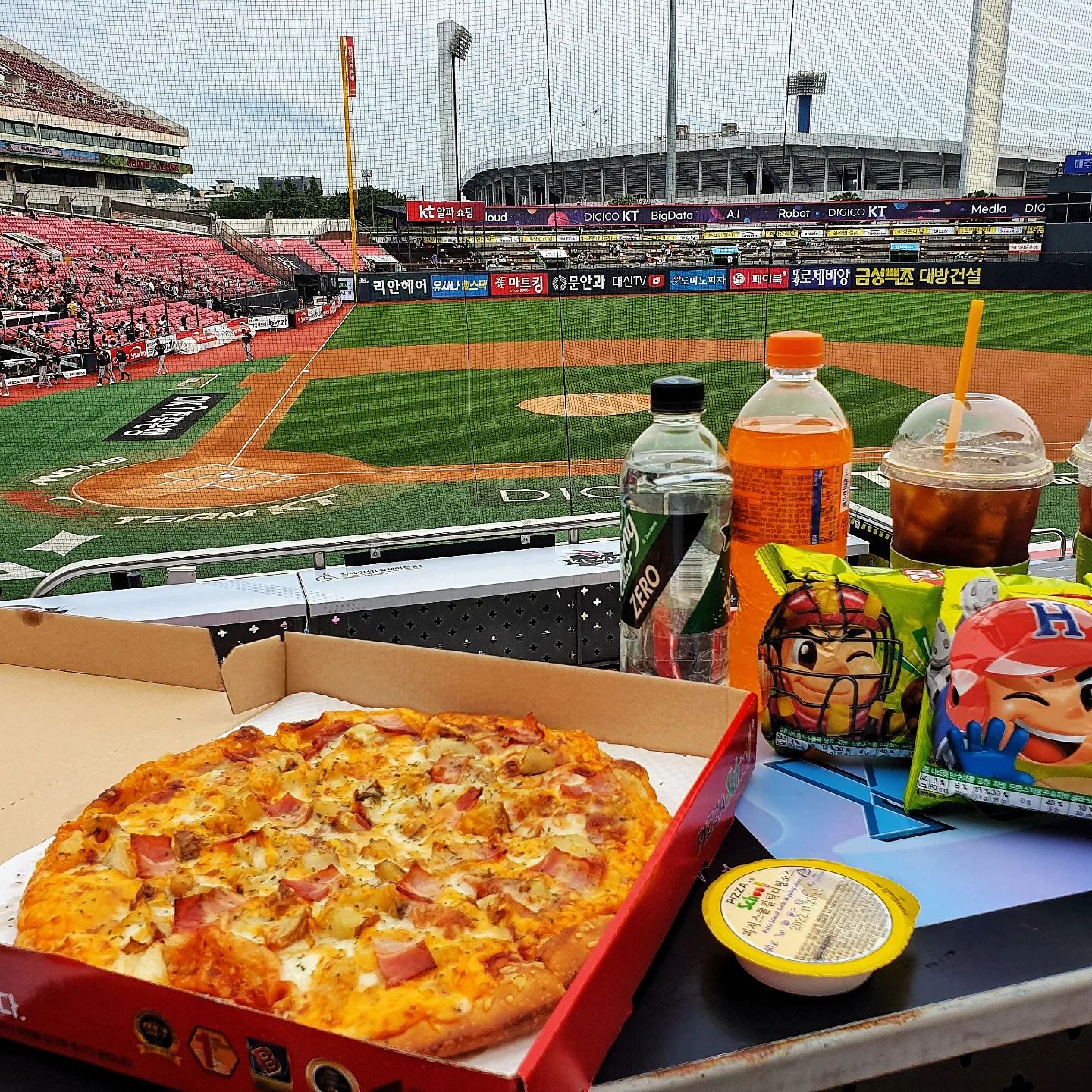 #야구장#피크닉
평일의 스트레스 모두 날리려면 야구장!!❤❤
가을야구 가즈아~!!😍

#수원토박이#수원#kt위즈