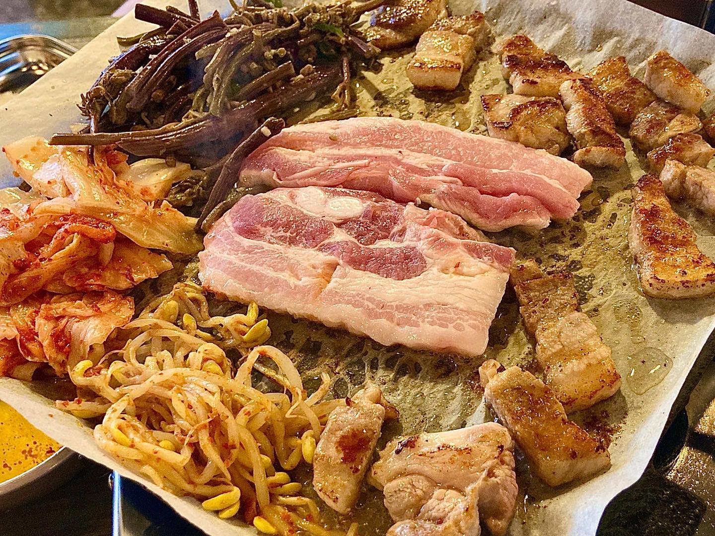 #삽겹살맛집 #팔팔생고기 

안녕하세요🐷🐽
오늘의 메뉴는 #한국인 의 대표음식!!! #삼겹살 입니다➰ 돼지파뤼의 후기 고고고!!

날도 더운데 기력도 회복할겸, #월요일 인 내일을… 이겨내기위해 삼겹살을 먹었습니당 ㅎㅎ 자주 가던 삼겹살집이 닫아서 이번에는 새로운 곳을 찾아가봤습니당!

(주문내역)
-숙성생삼겹 2인분
-가브리살 1인분(5번째 사진 참고)
-공기밥 2개(된장찌개 무료)

(후기)
1️⃣ #밑반찬 (6번째 사진 참고)
-밑반찬은 딱 기본적으로 고기와 잘 어울릴만한 것으로 딱딱 나왔습니당! 간도 적당했구용
-특이한점은 #김치찌개 가 나온다는 점!✌🏻이건 간이 쪼끔 쎘던거 같아용😙

2️⃣#고기 (1, 2, 3번째 사진 참고)
-생삽겹살을 굽기 전과 굽은 후의 모습을 보여드리고 싶어서 일부러 첫번째사진처럼 꾸며보왔는데용!! 굽기 전의 자세한 모습은 4번째 사진을 참고해주세용
-삼겹살은 정말 쌈을 부르는 맛이었습니다😋 원래 쌈을 잘 안싸먹는 저도 먹었는데용!! 김치+콩나물+삼겹살 이 세조합이 정말 미쳤어요…
-그리고 고사리.. 처음엔 낯설었는데..! 웬걸..? 고소하니~ 삼겹살과 찰떡이다라구요?? 고사리의 존재 이유를 흠뻑 느낄 수 있었던 맛이었습니당!! 
-다음은 #가브리살 입니당!! 바삭바삭함 보다는 야들부들~ 고런 맛이었는데요!! 파채랑 함께 입에 넣고 씹으면 우와우 육즙이 매우 잘 느껴지는 맛이었습니당!
-고기들은 모두 여자1남자1이서 3인분먹으니 배터질정도의 양이었구요 ㅎㅎ 비계와 살코기의 비율이 적정했습니당👍🏻

3️⃣밥+된장찌개(7번째사진)
-고기를 굽기시작했을때 밥을 주문하여 같이 먹기시작했는데용!! 밥은 꼬들함이 적정한게 맛있었습니다
-된장찌개는 따로 비용없이 공기밥을 시키면 같이 나오는데요, 아쉽게도 젓갈향과 맛이 쫌 강해서 저한텐 안맞았어요🥲 대신 고기랑 밥이랑 열심히 먹었습니다 ㅎㅎ

4️⃣기타(서비스)(8, 9번째 사진)
-더워서 에어컨이 오는 시원한 자리에 앉았는데, 고기 굽는데에 바람이 방해하지 않도록 가림막을 해주셨어요!! 센스짱!!
-그리고, 김치 콩나물 고사리는 모두 기본 밑반찬으로 나온 후에 사장님께서 직접 잘라서 올려주신답니당!! 보기도 먹기도 좋게 이쁘게 올려주셔요😄⭐️
-들리는 소문에는 고기는 워낙 맛있다고 소문났지만, 볶음밥도 그렇게 맛있다고 합니당!!(다음에 도전 예약!🕶)

5️⃣총평
-저온숙성한 고기인 만큼 쌈을 불러일으킬 정도로 고기는 맛있었지만, 찌개류가 아쉬웠다!!😚👏

(가게정보)
📍팔팔생고기(조치원)
📍주소: 세종 조치원읍 행복10길 2 1층 102호
📍영업: 16:00-23:59
📍휴무: 매달 2,4번째 수요일
📍주차공간O, 단체모임하기 좋게 공간 매우 넓음