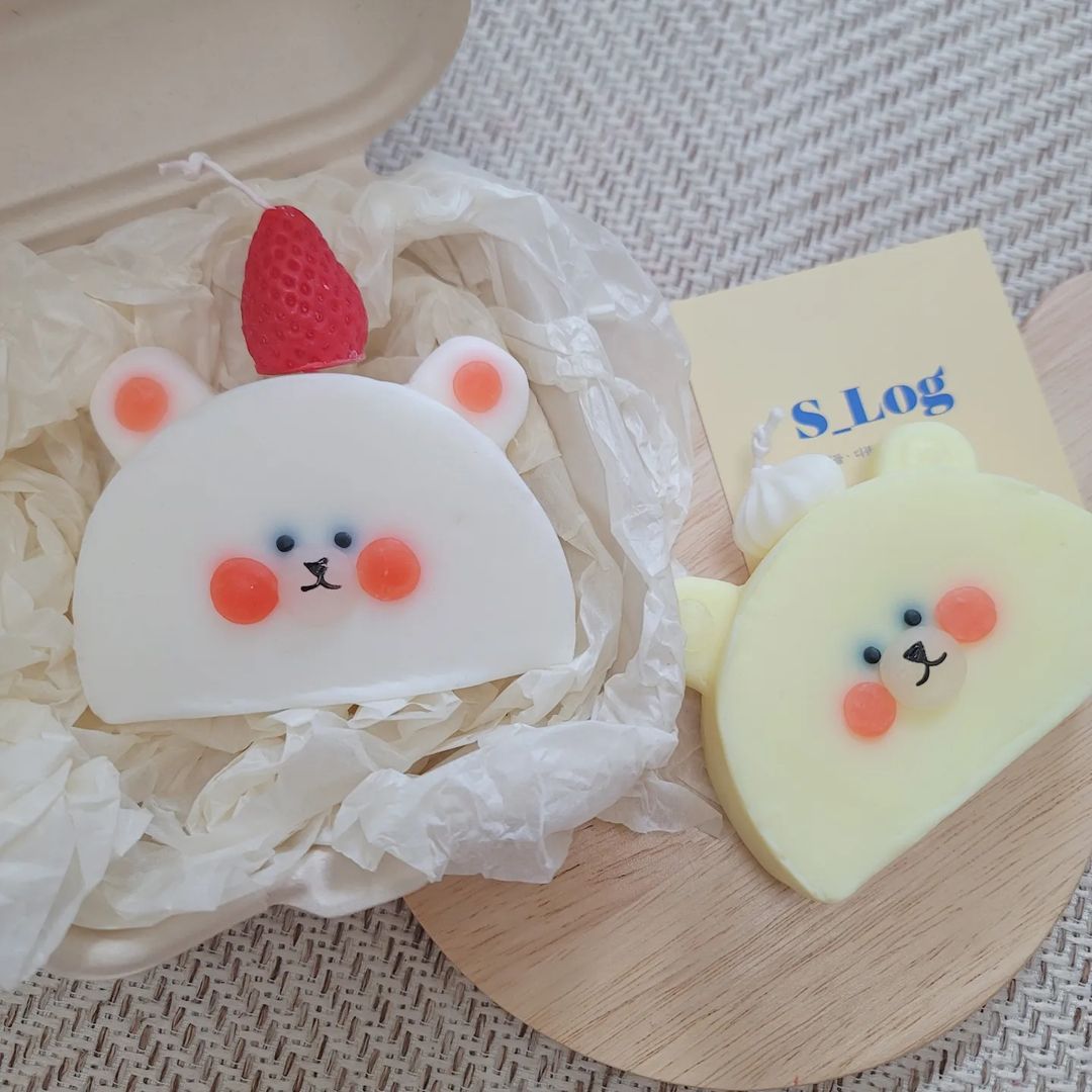 @hy2jung_ on Instagram: “#광고 ⠀ ⠀ 귀여운 곰돌이 두마리 데리고 왔어요 🐻🍓 우드향으로 제작 되어서 신선한 향으로 향이 솔솔 귀여운 오브제느낌 물~씬 풍기며 디퓨저 역활까지 ! ⠀ 집 분