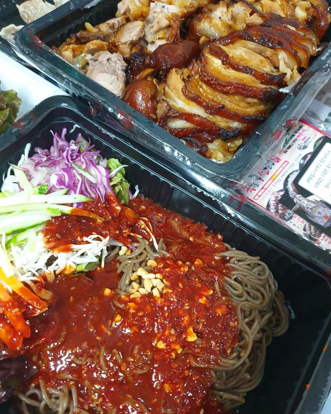 ๑•‿•๑’s Instagram photo: “"화덕에 구운 족발신선생" 🐽 오랜만에(?) 족발 시켰당 ㅎ 지나가다가 동네에 새로 생겨서 바로 주문! 500°C가 넘는 화덕에 직접 구워서 쫄깃하면서 군내도 안