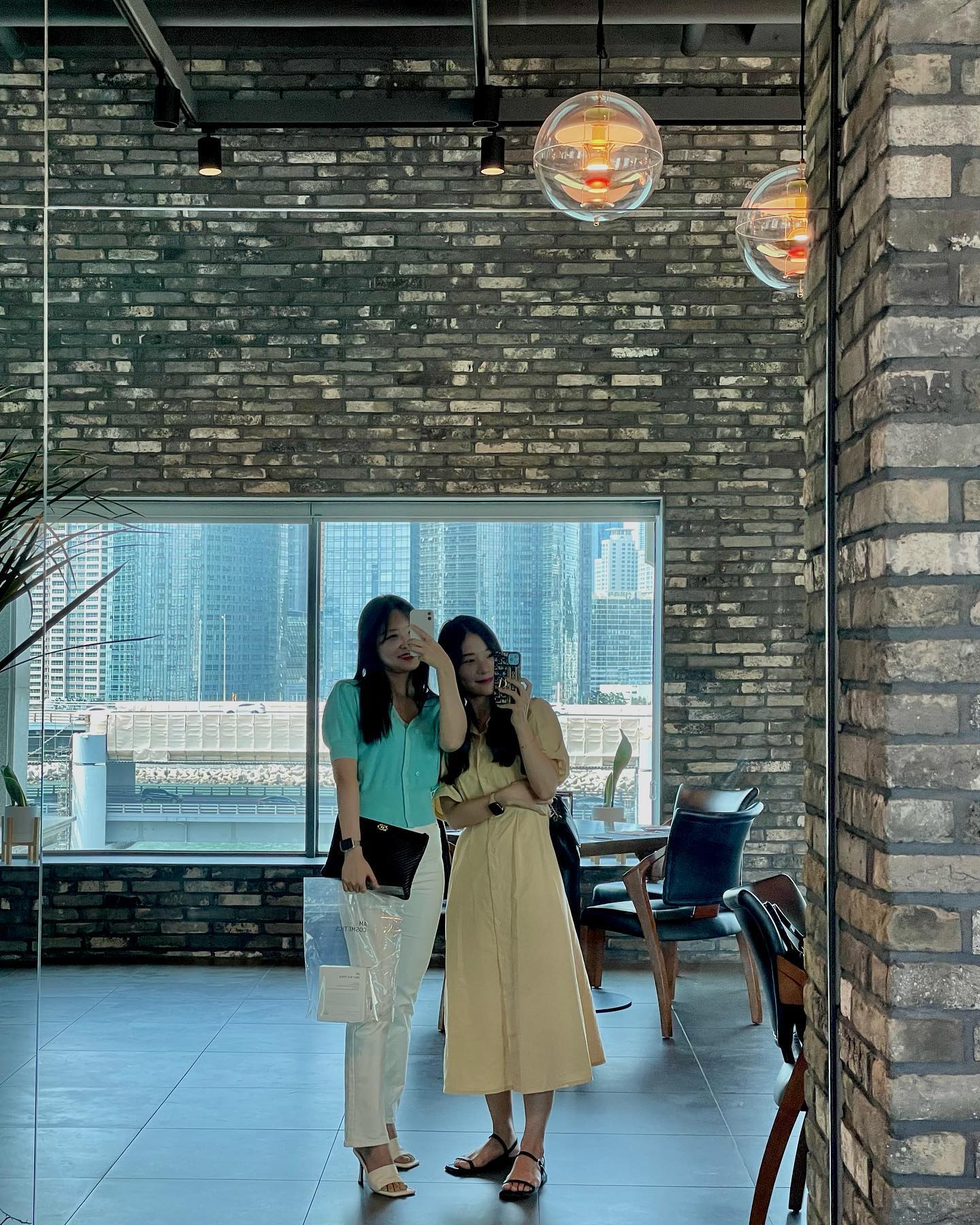 웅미랑 브런치 데이트까지✨
알차고 뜨거웠던 폭염 #부산휴가 🥲

우리 올해 또 볼 수 있지…??