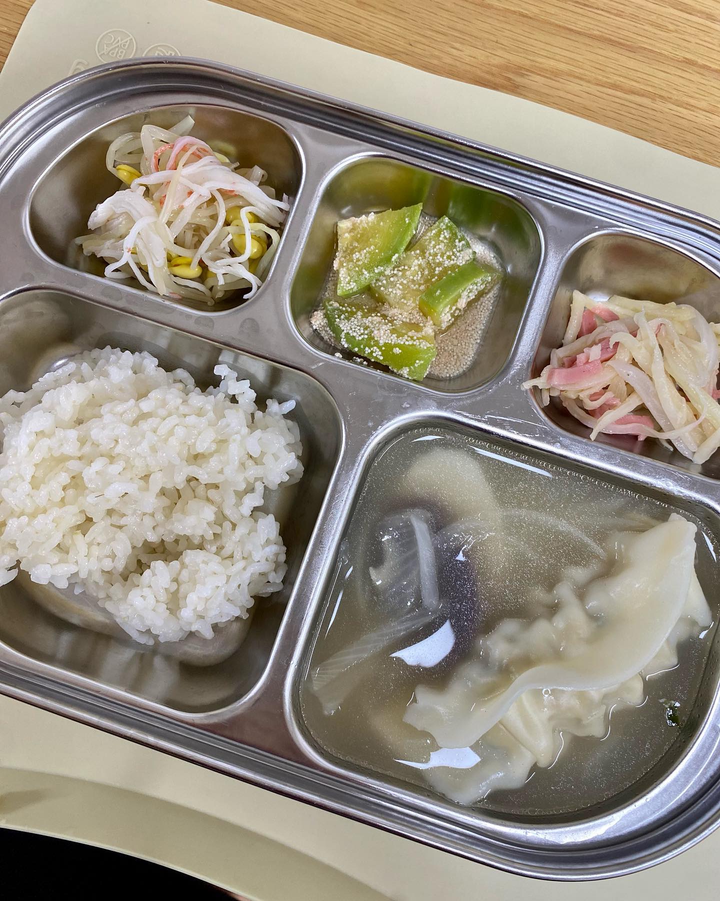 🍚오니의 밥상🍚

- 흰밥
- 만둣국
- 게살콩나물
- 호박나물
- 소시지감자볶음
- 후무사

아프지만 컨디션은 평소 그대로
목은 부었으나 목청은 그대로
좋아하는 반찬을 해줬으나 평소처럼 안먹기 😂😂😂

그래도 자두가 입에 맞았는지
매끼니 후식, 간식으로
틈틈이 먹어주는 차오니

뭐라도 잘 먹어주니
그것만으로도 고맙네요❤️