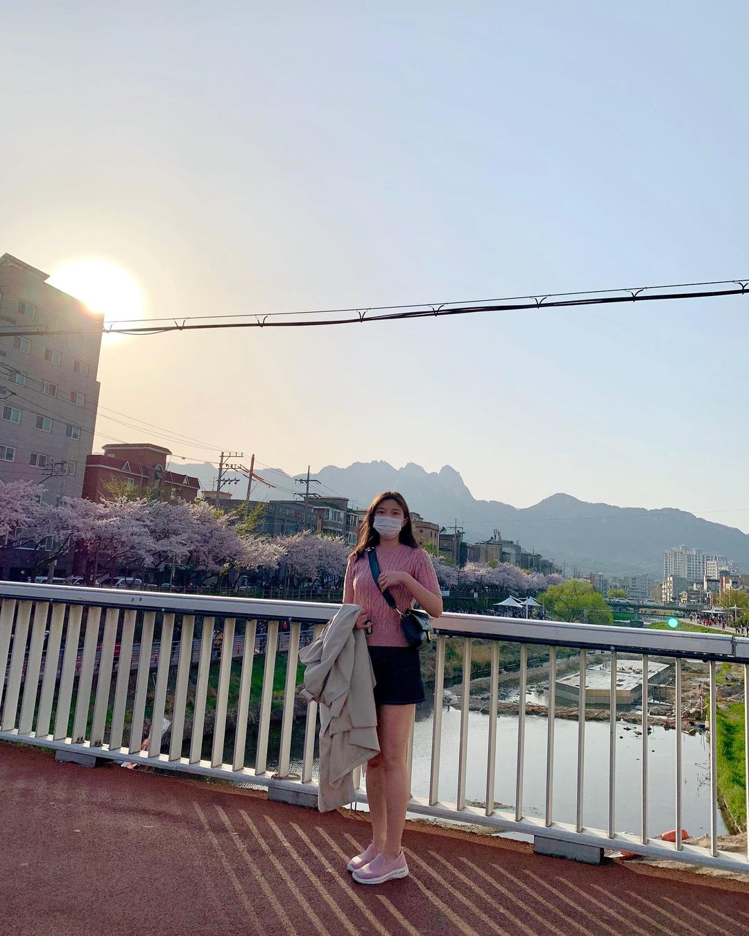 Ⓗ②ⓄⓃ on Instagram: “#제품협찬 소중한 4월🌸 . 봄내음 가득했던 한달 스케쳐스와 함께 즐거운 추억을 많이 만들었어요 . 꽃놀이도 가고 출근도 하고 운동도 하고 많은 활동을 #고워크아치