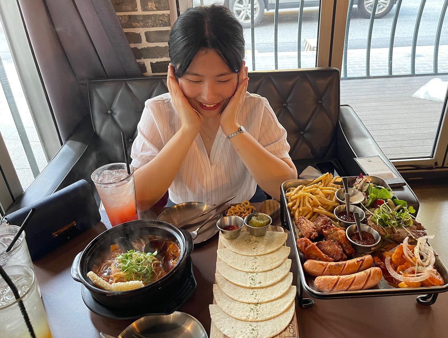 #협찬 #그리드채플린 

즐거운 월요일 보내셨나요?😊
전 친구와 성수에 있는 ✨그리드채플린✨에 다녀왔어요🙌🏻

외관에서 한 번 놀라고 음식 비주얼에 또한 번 놀랐던…!
특히 그리드 플래터는 사진 보고 시켰긴 하지만 직접보고 푸짐해서 놀랐어요😚
또띠아 부족할까봐 더 시키려다 말았는데 정말 현명한 선택…😇
다른 것도 다 맛있었지만 그 중에서도 원탑은 역시 새우…🦐❣️
또띠아 싸먹을 때 꼭 새우 넣어드세효❣️

파스타도 짜지 않아서 너무 맛있게 먹었는데요,
한국인답게 매콤한 게 입맛에 참 잘 맞더라고요.🔥
안 느끼한 파스타라니 신선…👍🏻

탭하우스답게 한 쪽 벽면에 종류별 탭이 있었는데요,
위에 옛날 영화가 나오는 스크린이 있어서 그런지 더 간지나는 느낌이었어요😎
지금까지 봐왔던 탭종류 중에 가장 많아보던데,
술 못하는 저도 한 번 마셔보고 싶을정도🥺🍺

인테리어들도 빈티지한 느낌이 물씬 풍기는 게 사장님의 센스가 돋보였어요✨
가게 이름이 그리드 채플린이라서 그런지는 모르겠지만 
2층으로 올라가는 계단에도 찰리채플린 액자가 많고,
탭 위에도 찰리채플린 영상이 계속 나오더라고요🤗
자리도 넓직해서 데이트하거나 단체로 와도 좋을 것 같은 느낌🥳

분위기 좋은 공간에서 맥주한잔 하고 싶으실 땐 그리드 채플린에 방문해보셔요🍻

🌹 상호명 : 그리드채플린 (gridchaplin, ad_)
🌹 주소 : 서울 성동구 아차산로7길 15-1 (성수동2가) 1, 2층