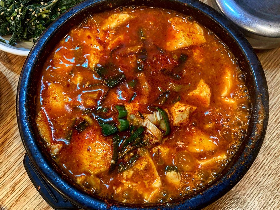 #미요요_도봉 

오로지 국산콩만 사용하여 만든
수제두부! 순두부찌개 한식이 최고야 🍚

시판에서 판매하는 순두부랑은 교불가 🙅🏻‍♀️🙅🏻🙅🏻‍♂️

💃🏻미요요 주문메뉴 💃🏻 

◡̈ 얼큰 순두부 ₩ 7,000
◡̈ 비빔 막국수 ₩ 8,000

도봉산 하산 후에 먹으면 더 꿀맛이라는데 ⛰️🤔 밥만 먹고 왔어요 ㅋᩚㅋᩚㅋᩚ
요기는 오리지널 국산콩으로만 매일 직접 만든 두부를 먹을 수 있는데요!  정말 진리였어요 👍🏻

제가 먹었던 순두부찌개는 비교가 안되더라고요?!
공기밥 넣어서 뜨끈하게 먹으면 더 꿀맛 ꯁ.̮ꯁ 국물이 진하고 고소하고 말 다했어요ㅠㅠ 순두부 그냥 입안에서 스르르 녹습니다´ཀ`

🌶 얼큰 순두부라 조금 맵기가 있지만 진짜 술 안먹었는데 해장하는 느낌 혹은 술이 땡기는 그런 맛.. 너무 만족했답니다 💃🏻

막국수도 정말 양념이 끝내주더라고요! 시원하게 먹으니 넘 좋아요 😄 직접 담그시는 국내산 김치가 막국수랑도 너무 잘 어울렸어요 ო̤̫

요기는 두부 보쌈과 버섯전골도 유명하다고 하더라고요!!

이미 등산객들에겐 유명하고 또 유명한 찐 맛집이랍니다 ⛰️🧗🏻

등산객 맛집이면 말다했쥬 ❓

비주얼 최강 + 찐찐찐맛집 ෆ⸒⸒

✅ 가게 규모도 꽤 커서 단체예약도 가능해요
✅ 어르신, 부모님 모시고 가면 너무 좋아하실 듯 합니다 ㅎㅎ
✅ 주차 가능해요!

|| 업체명 :  엄마손가마솥순두부

|| 주소 :  서울시 도봉구 도봉산4가길 10

|| 영업시간 :
매일 08:30-20:30

|| 전화번호 : 02-955-9597

＊┈┈┈┈＊┈┈┈┈＊

#먹스타그램 #맛스타그램 #먹스타 #맞팔 #먹팔 #선팔 #먹방 #맛집 #도봉산 #도봉맛집 #도봉 #순두부 #순두부찌개 #막국수 #음식 #먹부림 #선팔하면맞팔 #소통 #소통해요 #국내 #등산 #맛집추천 #foodstagram #koreanfood