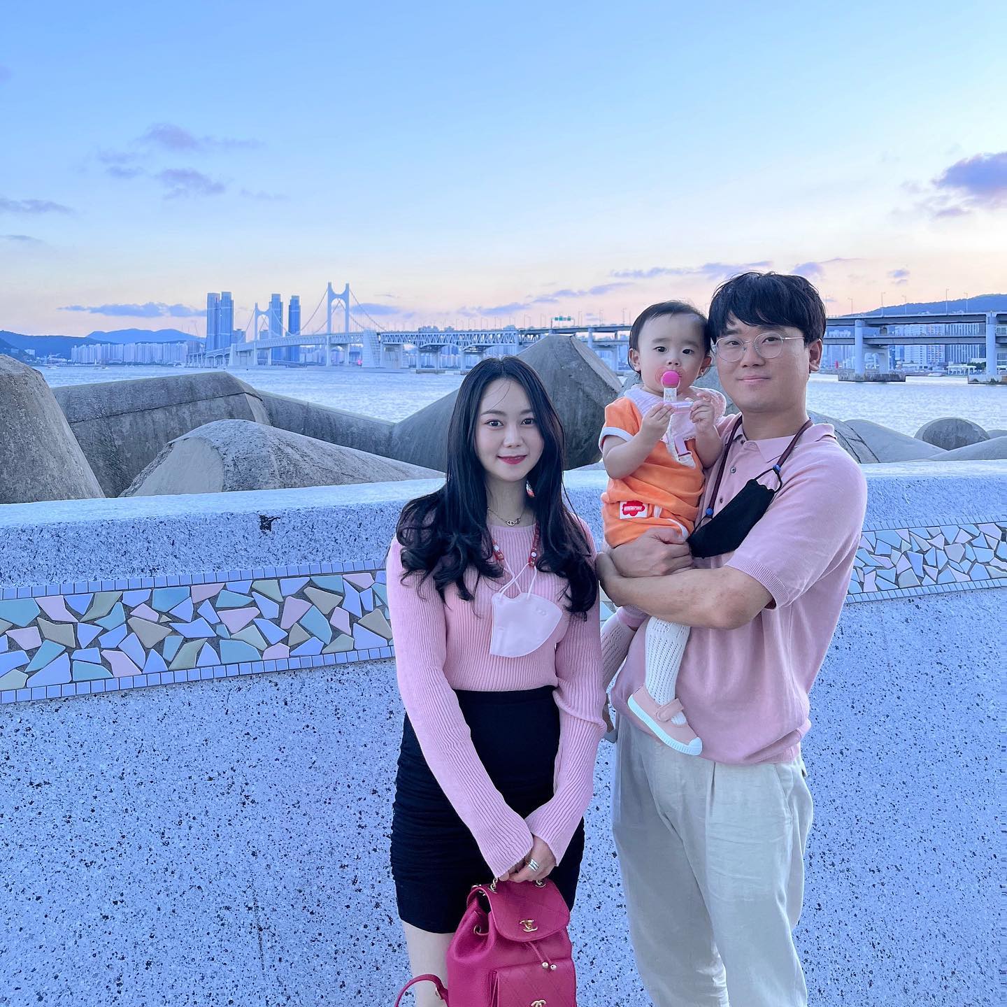 호텔앞 산책👟🤍
지나가는분께 부탁해서 남긴 #가족사진 👨‍👩‍👧 
이서는 이제 너무 빠르게 여기저기 잘 걸어다녀서 잡으러 다니기 힘들🤪 손도 안잡겠다고 ㅋㅋㅋㅋ 사진도 다 흔들림 ㅋㅋㅋ 후☺️ 아빠랑 며칠내내 붙어있어서 너무 좋은 그녀💞
#여름휴가
#부산여행 
#첫가족여행