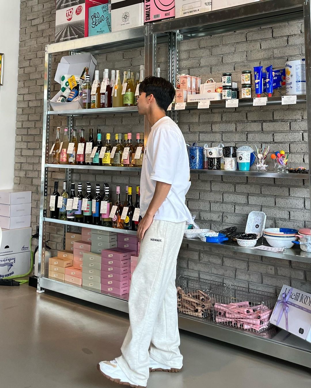 최민규 on Instagram: “Venhit🥰 . . . . . . . . @venhit_kr #벤힛 #여름코디 #와이드팬츠 #옷협찬 #좋반테러#첫줄반사 #맞팔 #선팔 #팔로미 #ᄑ