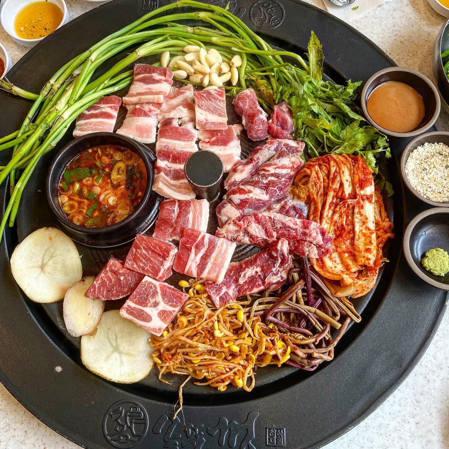 #협찬 🥓천하제일 솥뚜껑
🍽메뉴: 돼지고기 한판 500g(33,000원)
이베리코 천하살(16,000원) 양념 우삼겹(14000원)
계란찜(4000원)

🟡리뷰
가성비 쩌는 솥뚜껑 삼겹살!!!
성수동에 있는 천하제일 솥뚜껑을 다녀왔습니다~🥓

자리에 앉자마자 솥뚜껑 크기에 고기를 
주문하기 전부터 기대감이 뿜뿜😍

언능 돼지고기 한판과 이베리코 천하살부터 주문했어요!

고기가 나오기 전에 밑반찬을 세팅해 주시는데 
미나리부터 김치, 콩나물, 고사리까지 
이렇게 푸짐하게 주는 고깃집은 오랜만이였어용🥰

솥뚜껑 위에 고기와 밑반찬들이 한가득 올려져 있으니 
손이 가만히 있지 못하고 다 익었나 자꾸만 
뒤적뒤적거려서 친구한테 혼났어요😂

인내의 시간이 지나고 노릇노릇하게 익자마자 바로 입속으로 고고!

미나리에 싸서도 먹고, 고사리에 싸서도 먹고
상추 위에 김치, 콩나물, 파절이 올려서 크게 한쌈 하고
다양하게 먹을 수 있어서 질릴 틈이 없어요🥰🥰

제일 추천 드리는 꿀조합은 천하살을 
돈까스 소스에 빵가루 묻히고 와사비까지 올려서 먹으면 
대존맛❗️입니다‼️
사장님의 기가 막힌 아이디어에 무릎을 탁치고 갑니다👍🏻

배가 살짝 덜 불러서 가볍게 먹을려고 
양념 우삼겹을 주문했는데 
띠로리~! 
돼지고깃집에서 우삼겹이 이렇게 맛있을 일인가요💕

가볍게 먹으려고 했는데 1인분 추가로 주문한건 안비밀😆

하마트면 단짠단짠 양념 소스 비법 물어보려고 
주방으로 뛰어들어갈 뻔 했네용🌝

사이드로 주문한 폭탄 계란찜까지도 오져버렸어요🔥

가성비 고기 찾으신다면, 회식장소 찾으신다면,
솥뚜껑 삼겹살을 찾으신다면
천하제일 솥뚜껑으로 고고하세용~❤️❤️❤️

oneofthesky2021 
📍주소: 서울 성동구 성수이로7길 27 
#천하제일솥뚜껑 #성수동고기집 #성수동삼겹살 #성수동회식 #성수동밥집 #성수동데이트 #성수동맛집 #성수맛집 #성수역맛집 #성수 #성수동 #성수동핫플 #성수동맛집추천 #성수동고깃집 #성수동핫플레이스 #성수동카페거리 #삼겹살맛집 #삼겹살추천 #솥뚜껑삼겹살 #먹팔 #먹팔소통 #볼살이의먹스타그램