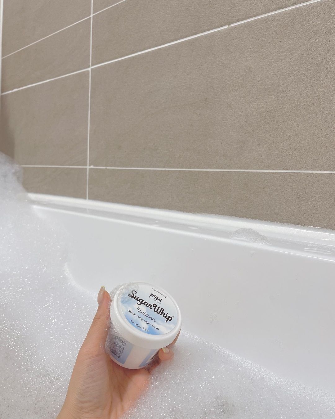 멜루미 시캬류 on Instagram: “#ad @primalelements_official_kr 와 함께 즐거운 목욕타임 🫧🛁🤍 1993년 미국에서 탄생한 비건브랜드 프라이멀엘리먼츠 슈가힙 사용해봤어요! 쫀쫀한 생크림 제형의