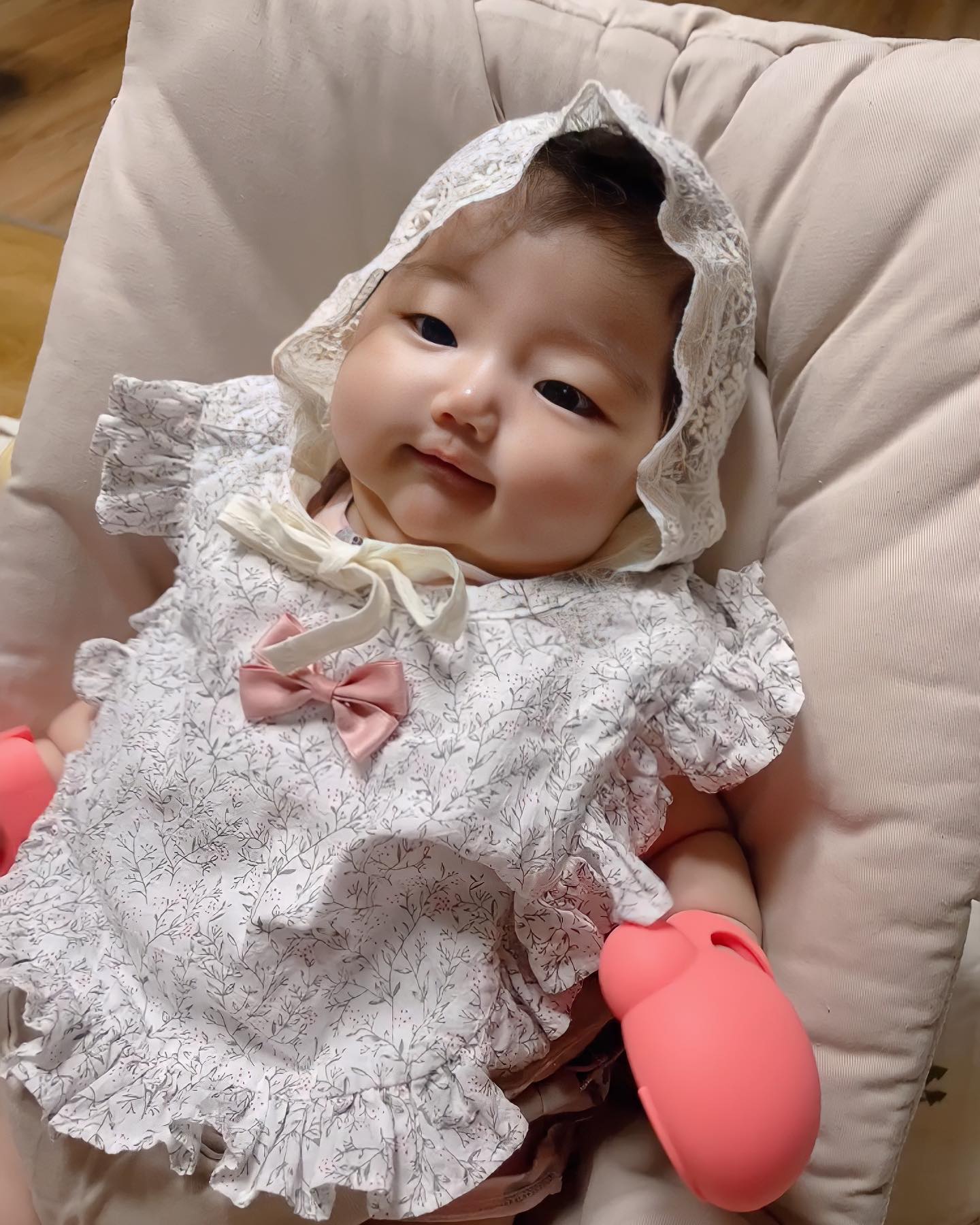 🐯이서 치발기는 쨉!쨉!치발기🐯
.
요즘 이서가 자꾸만 주먹고기 챱챱하고 침거품을 뱉어서 치발기를 샀다🌼🌼
다른 치발기들도 준비했는데 우리이서 공주님은 아직 손이 의지대로 움직이질 않아서 치발기로 눈을 찌를까봐 못 사용하고 안전한 치발기를 찾던 도중 눈에 딱 들어온 #심통치발기 🤩💗💗💗
처음 손에 쥐어주니깐 순간 얼어서 싫다고 찡찡하더니 입으로 빨았다가 침 범벅인 치발기로 얼굴 세수하고 난리가 났다😂😂😂
그래도 다른 치발기처럼 혹여 눈 찌를까 걱정도 없고 확실히 잘 산듯👏🏻👏🏻