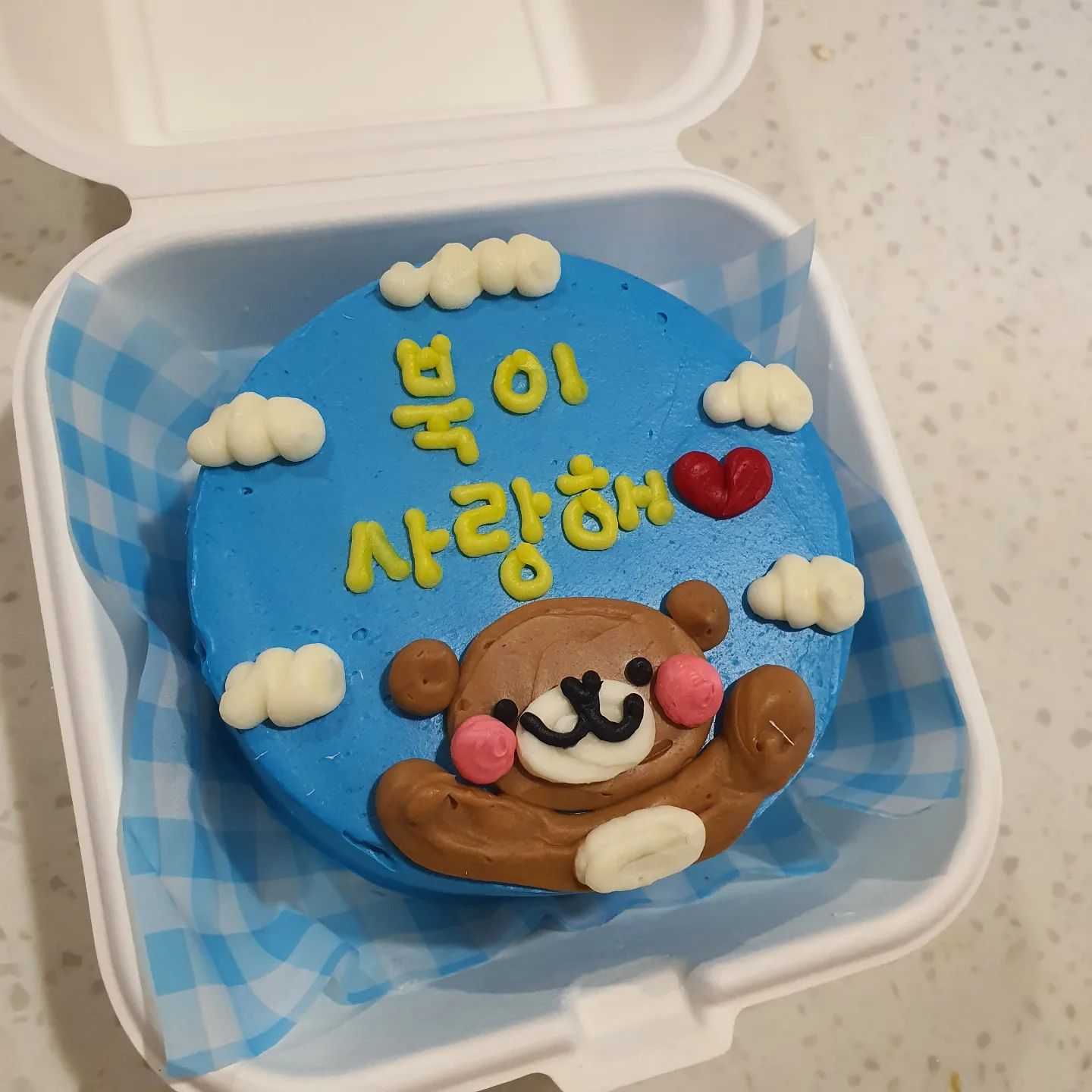 #협찬
📌 제주여행 기념품으로 추천! 제주우유쿠키 한 박스 데려가세요 📌

#지탱_제주

오늘 추천드리는 곳은 크림도넛부터 
마카롱, 얼려먹는 쿠키 등등 다양한 라인업을 자랑하는 곳!
저희는 레터링케이크 주문했다가
제주우유쿠키에 완전 반하고 왔어요
케이크는 크림치즈 듬뿍 든 크림으로 진한 맛을 느낄 수 있고
제주우유쿠키는 부드러우면서도 깊은 풍미를 자랑해요!

📌 뽕끌랑 jeju_bakery
📌 제주시 이도2동 1991-9

📌 레터링케이크 
📌 제주우유쿠키 
📌 마카롱(돼지바, 솔트카라멜) 
📌 얼쿠(자몽얼그레이,쑥인절미크림) 

같이 가볼만한곳
📌 아침미소목장, 한라생태숲

주차장
📌 근처에 공영주차장이 있어서 편하게 방문 가능해요

운영시간
📌 여는 시간 12시 / 마치는 시간 20시 30분

휴무일
📌 매주 주말에는 쉬어요
📌 그 외 임시 휴무는 인스타를 참고해주세요

📌 제주우유쿠키가 진짜 물건입니다용
📌 제주 느낌 낭낭한 패키지에
📌 제주우유, 제주계란을 사용해서 만든 건강한 쿠키!
📌 부드럽고 맛있어서 정말 애껴먹었어요

📌 자세한 후기는 블로그에 있어요

#뽕끌랑 #제주우유쿠키 #제주쿠키 #제주케이크 #제주도선물 #제주도기념품 #제주기념품