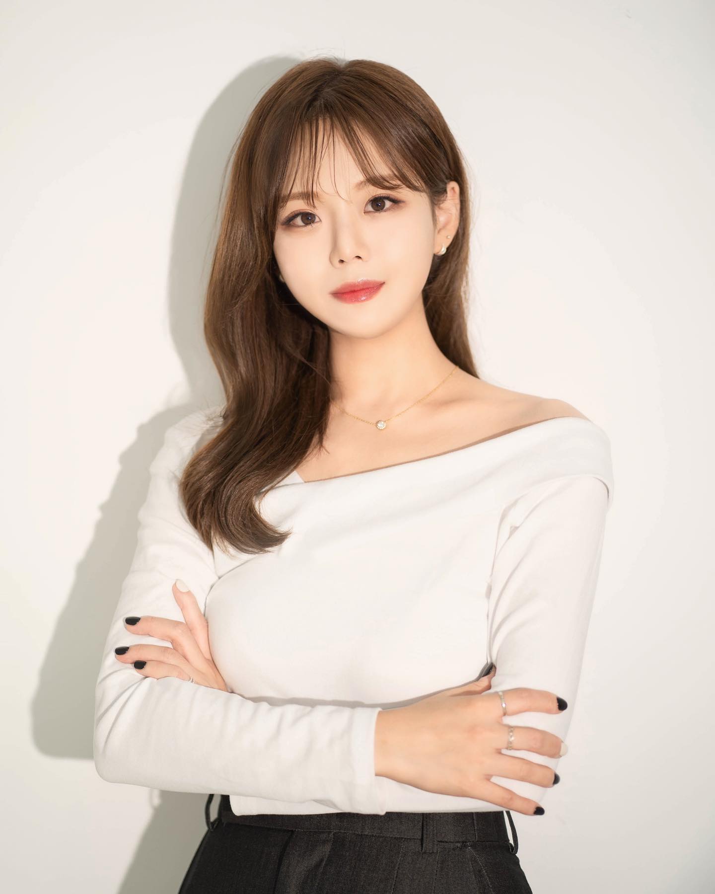 안녕하세요. 헤어디자이너 인아입니다.

고객님들께 최상의 제품과 수준 높은 기술력으로,
최고의 서비스와 힐링 주는 새로운 공간에서 
오래 기다리신 만큼 더욱 발전한 인아로
한 분 한 분께 아름다움과 밝은 에너지를
선물하며 보답하겠습니다!
많은 관심과 응원 부탁드립니다!

📩 디자이너, 인아 올림 

※  사전예약 미리 받고 있으니
예약/문의는 오픈채팅부탁드려요💓

#만관부 #컴백 #설렘 #듀군세근