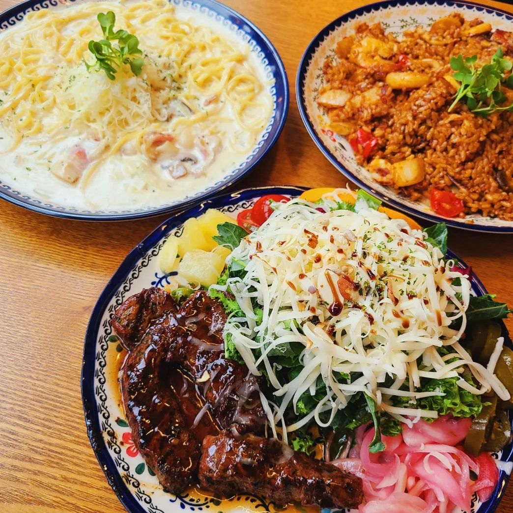 양도 많고 가격도 좋고 가성비 맛집이에요🤗

여기 메뉴들은 하프사이즈랑 원플레이트 사이즈 중에 고를수 있어요~

울 인님들은 어떤 파스타 쩰 좋아하세요~❓️
크림? 로제? 토마토? 오일?

전 크림을 쩰 좋아해여😚❤️

#내돈내산

주문한 메뉴는⤵️

🔹️부채살 스테이크 샐러드(하프사이즈)🔹️

고기가 완전 부드럽다까진 아니지만 그래도 나름 부드럽고 맛있었어요☺️

스테이크 소스가 약간 파닭꼬치 소스맛이라 저에겐 넘 취저였죵🧡

샐러드 위에 하얀건 치이즈~ 🧀
오렌지,파인애플,방울토마토,할라피뇨,양파장아찌가 곁들여져있어 스테이크랑 조합해서 먹기 좋아여👍
(스테이크 굽기 정도는 미디움웰던)

🔹️베이컨 까르보나라(하프사이즈)🔹️

원래 꾸덕한 소스를 좋아하는데 이건 꾸덕은 아니었어요😔

그래도 꼬소하고 부드러운 까르보나라 소스가 풍미도 있었기에 맛있게 먹었죵😋

🔹️해산물 야끼 필라프(하프사이즈)🔹️

해산물이랑 다진 목살을 매콤하게 볶은 필라프인데 불맛도 살짝있고 짜장볶음밥과 짬뽕볶음밥의 절묘하게 조화시킨 맛이랄까?
밥알도 고슬고슬하니 취저였어요❤️

🔹️블루베리 에이드🔹️

이 음료 진짜 맛있어요ㅎㅎ
새콤달콤한데 달콤함이 좀 더 존재감있고 뭔가 아는 맛 같으면서도 모르겠는게 매력이 아주💜👍

울 인님들 오늘도 꿀같은 하루 되시구 내일도 화잇팅하세요~🤗💕

#부평역맛집 #로니로티
.
.
.
#부평파스타 #부평스테이크 #부평레스토랑 #부평데이트코스 #부평가볼만한곳 #부평화덕피자 #부평로니로티 #파스타맛집추천 #부평문화의거리맛집 #부평맛집추천 #먹스타맞팔 #인친환영 #먹팔환영