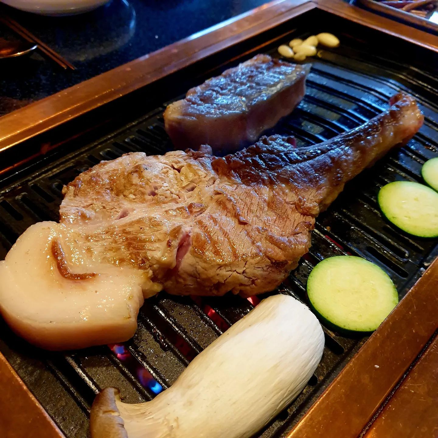 이 집은 깐부투어에서 TOP3 맛집입니다

제주맛집이 아니라 부산동래맛집 #제주옥탑 
외관부터 제주느낌 가득😍

구멍숭숭 제주 현무암 돌담과 이쁜 감귤나무도 있고 제주산흑돼지가 있는곳❤️

제주옥탑에 입장하는 순간 제주로 순간이동하는 느낌이다

흑돼지숄더랙이 있는 세트메뉴로 시작했는데 직원분이 구워주시니 맛있는 고기 태울걱정이 없다👍 
숄더랙 퍽퍽할줄 알았는데 육즙퐝퐝😍😍😍

게장비빔밥은 좋아하는 분들만 드시길! 

🧭부산 동래구 충렬대로181번길 43-1
(가게주차장은 없고 근처 주차장 검색 ㄱㄱ)