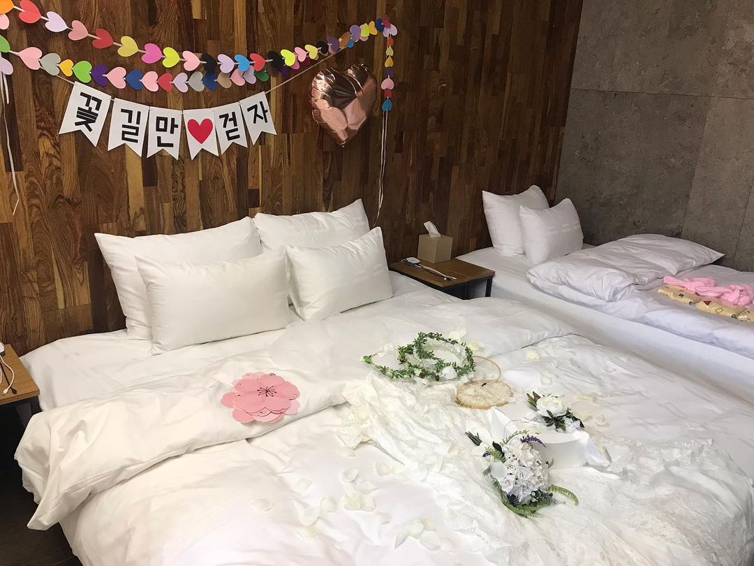 🌷예원맘🌷’s Instagram post: “하얗게 불태운 주말 끝. . . . . . . #서프라이즈 #은평구 #연신내 #호텔 #수영장#VIP #bridalshower #고마워 #사랑해 #갈비 #맛집 #먹방 #맛스타그램 #먹스타그램 #일상 #