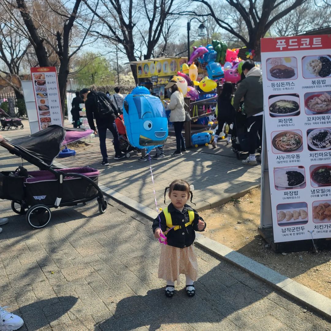 🌷예원맘🌷 on Instagram: “2022.04.03 🌷어린이대공원 핑크퐁?아니! 타요? 네!! 그래.... 오늘은 사줄께......(너무너무 좋아한당 기여워💕) #예원이일상👶🏻 #생후626일 #어린이대공원”