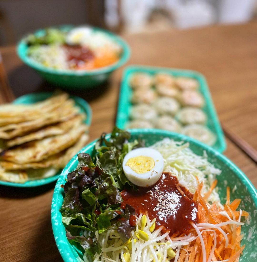 웅녀이야기 on Instagram: “[윙윗] 빨봉쫄면 & 납작만두& 닭가슴살만두 ❤️ 내돈내산 주말점심한끼✌️ 집에있는 콩나물,양배추,당근,상추넣고 쫄면만들고 납작만두 바삭하게 굽고 닭가슴살