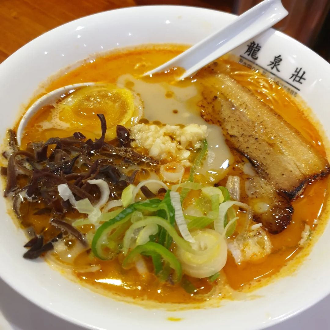 ๑•‿•๑ on Instagram: “류센소 라멘 🍜 광안리 맛집을 찾다가 발견한 일본 라멘집 혼밥도 가능하게 앉는 곳이 바형태이고 메뉴는 기본, 매운맛, 굴라멘 등으로 구성되어 있다. 기본이라