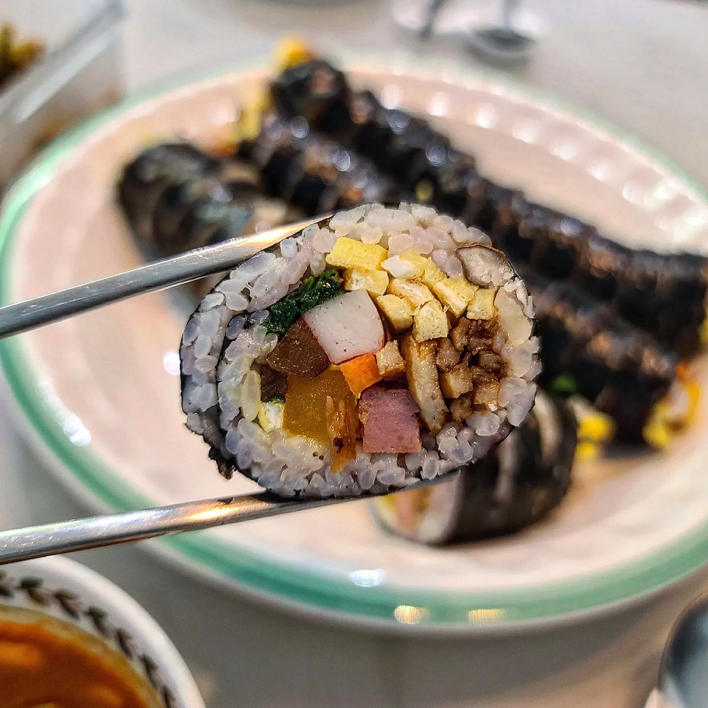 오늘은 내가 요리사🤘
저는 개인적으로 김밥을 정말좋아해서 집에서도 많이 만들어먹어용❣️

손많이간다는데,, 자주해먹어서인지 뚝딱뚝딱 갈수록 금방만드는듯ㅋㅋ

먹고싶은재료 다넣구 냉장고 비우기도 하고 1석 2조 집김밥🥰

요번에는 #풀무원3색야채절임 으로 진짜 간편하게 만들어봤어용! 딱 10줄양이 들어있어서 적당하고 따로따로 준비하는것보다 진짜편해요!

햄/지단/어묵채/맛살 + 녹색이 없어서 냉장고 뒤져서 찾아낸 쪽파데쳐서넣고 휘리릭말아서 옴뇸뇸

다음날 계란말이김밥으로 재탄생해서 이틀간 든든!하게 먹었어요🤘