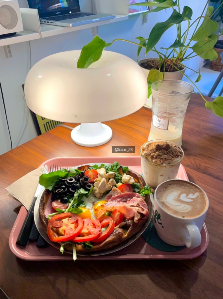 [회기브런치맛집|레프트커피경희대점]두 가지 분위기를 느낄 수 있는 아늑한 공간🍳