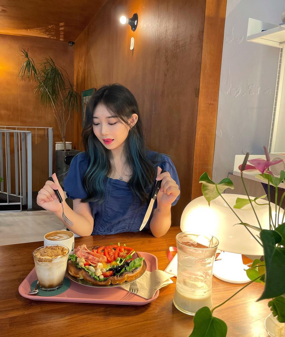 귱🍒 on Instagram: “#협찬 두 가지 분위기를 느낄 수 있었던 아늑한 브런치맛집 #레프트커피경희대점 🍳 시그니처메뉴인 '솔티 카라멜 라떼'와 브런치메뉴인 '더치 베이비 시즌2'를 주문