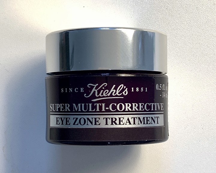 #제품협찬 #키엘 kiehlskorea 
눈가 주름을 책임져줄 키엘 신제품 #수퍼아이크림 이
출시됐습니다😶

백화점 안티에이징 no.1인 수퍼크림 라인으로 
빌베리씨 오일과 펩타이드가 함유되어 촉촉하고 탄탄하게
눈가를 케어할수있어요.

자기전에 소량만 발라도 쫀쫀하게 잡아주는 느낌!

14ml 76,000원 / 28ml 113,000원대입니다.
.
.
.
.
.
.
.
#키엘프렌즈 #아이크림 #키엘아이크림 #아이크림추천
#눈가주름관리 #눈가주름케어 #안티에이징화장품
#코덕맞팔