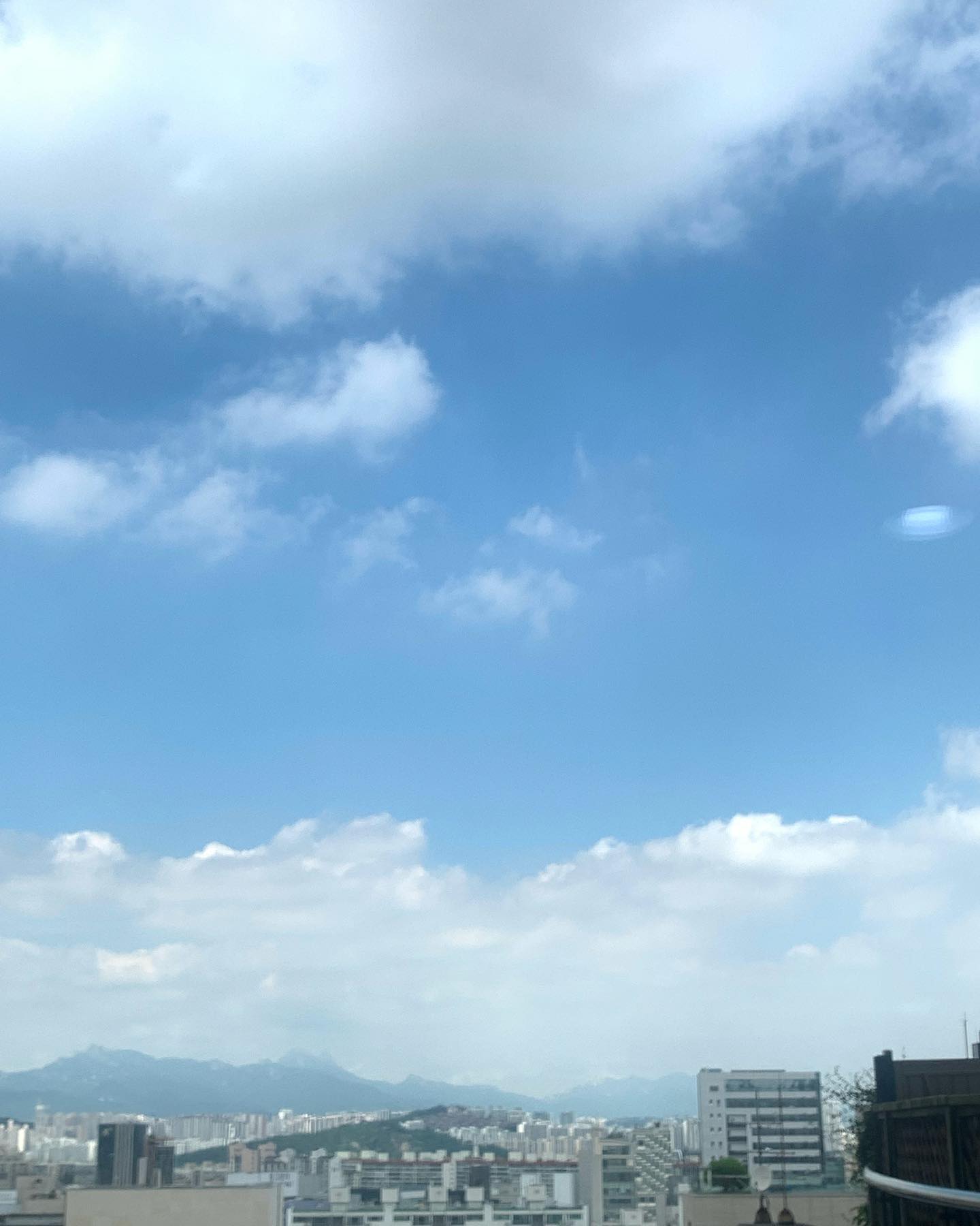 최근들어 흐리다 못해 비가 쏟아졌는데
오랜만에 파란 하늘을 보았다,
이런 날은 하늘만 봐도 힐링이야, 🤍
구름 하나 없이 새파란 하늘을 기대해,
#일상 #직장인 #회사 #점심시간 #푸른하늘 #하늘 #구름 #푸른 #하늘사진 #구름사진 #스물다섯 #직장 #점심시간 #여유 #힐링 #자연 #사진 #강남 #청담 #비그만 #팔로우 #팔로우미
