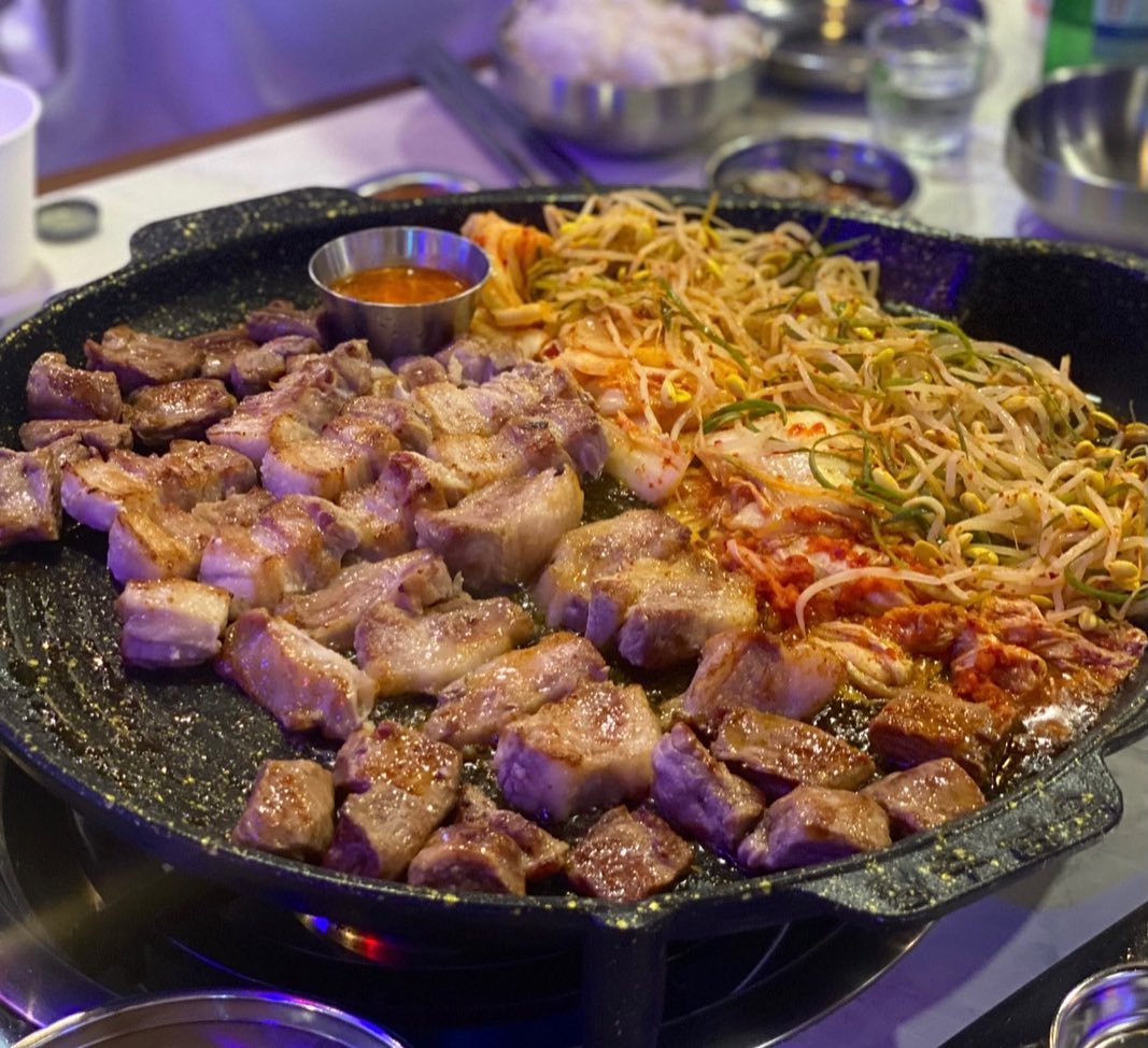 #삼산동7단지맛집  #돼슐랭 ㅎㅎㅎ불타는 토욜은 다이어트고 뭐고 아무것도 없는거... 맞죠..? 제발 그렇다고 해쥬세용 ㅎㅎㅎㅎㅎㅎㅎ

📌삼산동 돼슐랭
갈매기살 +가브리살+삼겹 +된찌
총 600그램 ㅎㅎ 4만원 중반

네명이서 가서 목살+삼겹살 1인분씩 추가주문했어용 ㅎㅎ 

된찌도 차돌 들어있어서 감칠맛과 함께 묵사발도 첨에 한번 주는데 맛있어요!! 리필은 아니고 추가주문으로 해야됩니당 ㅎㅎ

김치는 딱 적당히 익었고, 꼬다리가 함께 나와서 절대 재탕은 못하실것 같아요 ㅋㅋ 요즘 그런곳은 거의 없지만요 ㅎㅎㅎ 
오늘도 #배나오닝