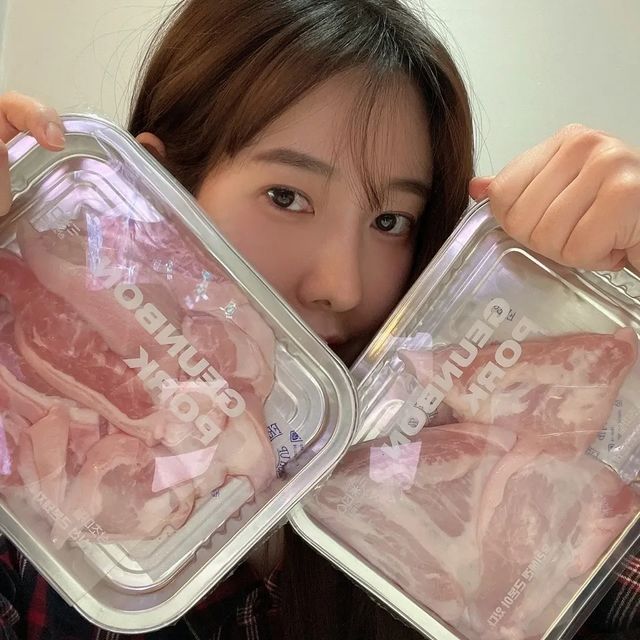 송블리 on Instagram: "⠀ #협찬 #삼초돼지 #뒷껍살 ⠀ 처음 들어보는 뒷껍살..신세계의 맛🐽 돼지 한 마리당 60~80g 밖에 나오지 않는 특수부위예요! 항정살이라 비슷하지만 껍데기가 붙어있어