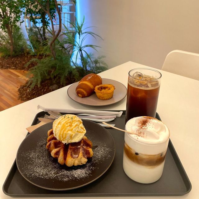 규리 on Instagram: "#협찬 신상 디저트 카페에 초대받아 댕겨왔습니다! 크로플부터 소금빵, 에그타르트, 스콘, 휘낭시에, 쿠키까지 디저트 러버는 선택장애에 빠질만한곳🤣 바삭쫄깃한 크로플