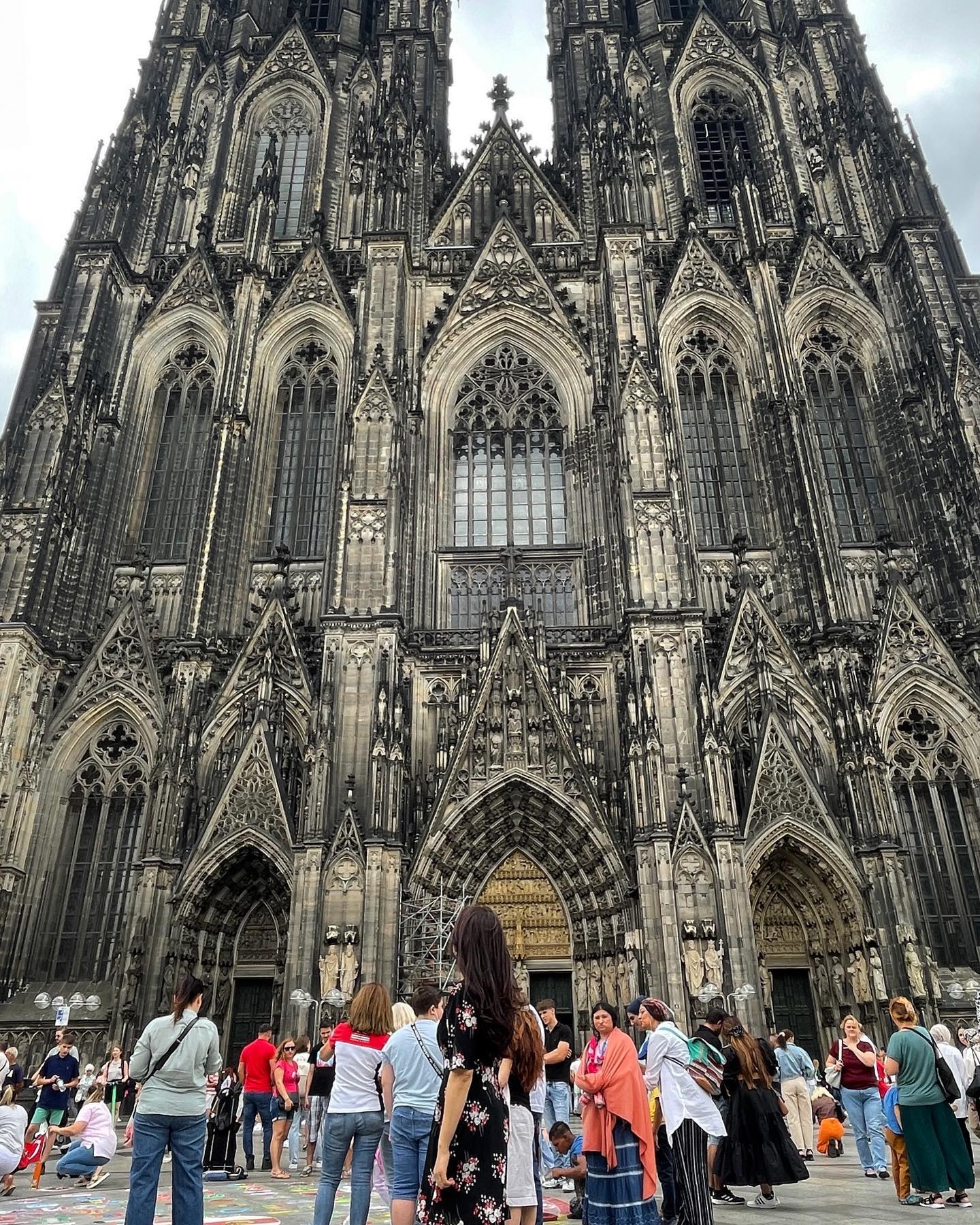 🇩🇪 
사진으로 절대 안 담기는 웅장한 #쾰른대성당 
너무 커서 같이 사진 찍기 정말 힘들었다...🤣
이거 하나 보러 갔는데 사람도 정말정말 많고
도시 분위기가 활기차고 좋아서 1박 할걸
후회했던 #köln #쾰른
⠀
📍혹시나 독일여행 가신다면 쾰른에서 꼭
1박하면서 낮에도 보고 밤에도 보세요오🙌