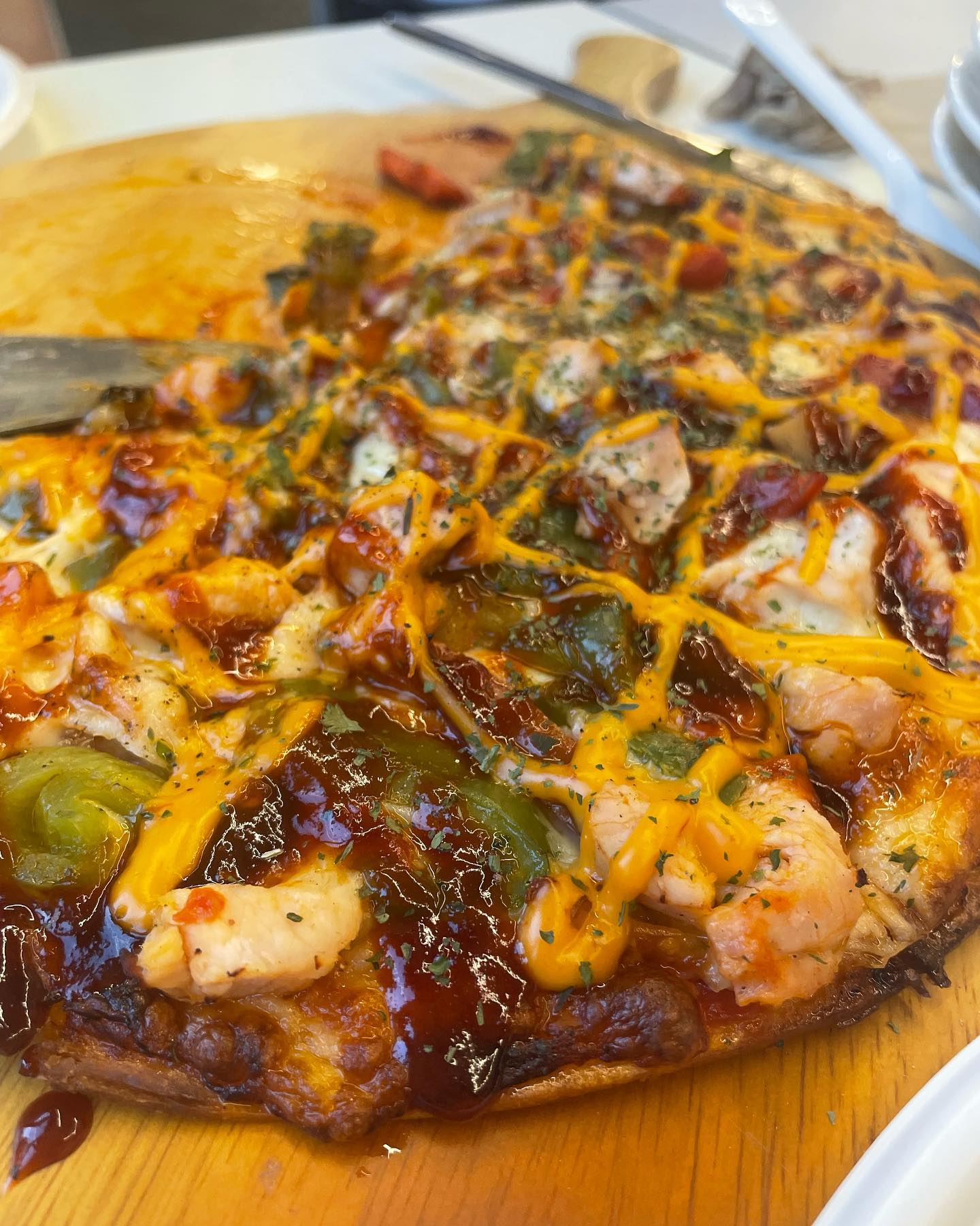 #영등포맛집 일요일 저녁은 피자~~!!
#테그42 피자 도우도 얇고 토핑은 듬뿍 입니당~~ 피자 이름을 까먹었는데.. 

📌첫번째 사진 피자가 매콤한데, 
위에 토핑이 체다치가 뿌려졌어용~
📌두번째 사진은.. 햄 치즈 느낌..? ㅎㅎㅎㅎ 

테그42가보신분들 있으세용~? ㅎㅎㅎ
 댓글로피자이름 알려주세용❤️❤️❤️

오늘 일욜이라 엄청 바쁘셨는지 매장이 꽉 차있더라구요~ ㅎㅎㅎ

낼부터 #찐다이어트 #배나오닝 뽜이팅!