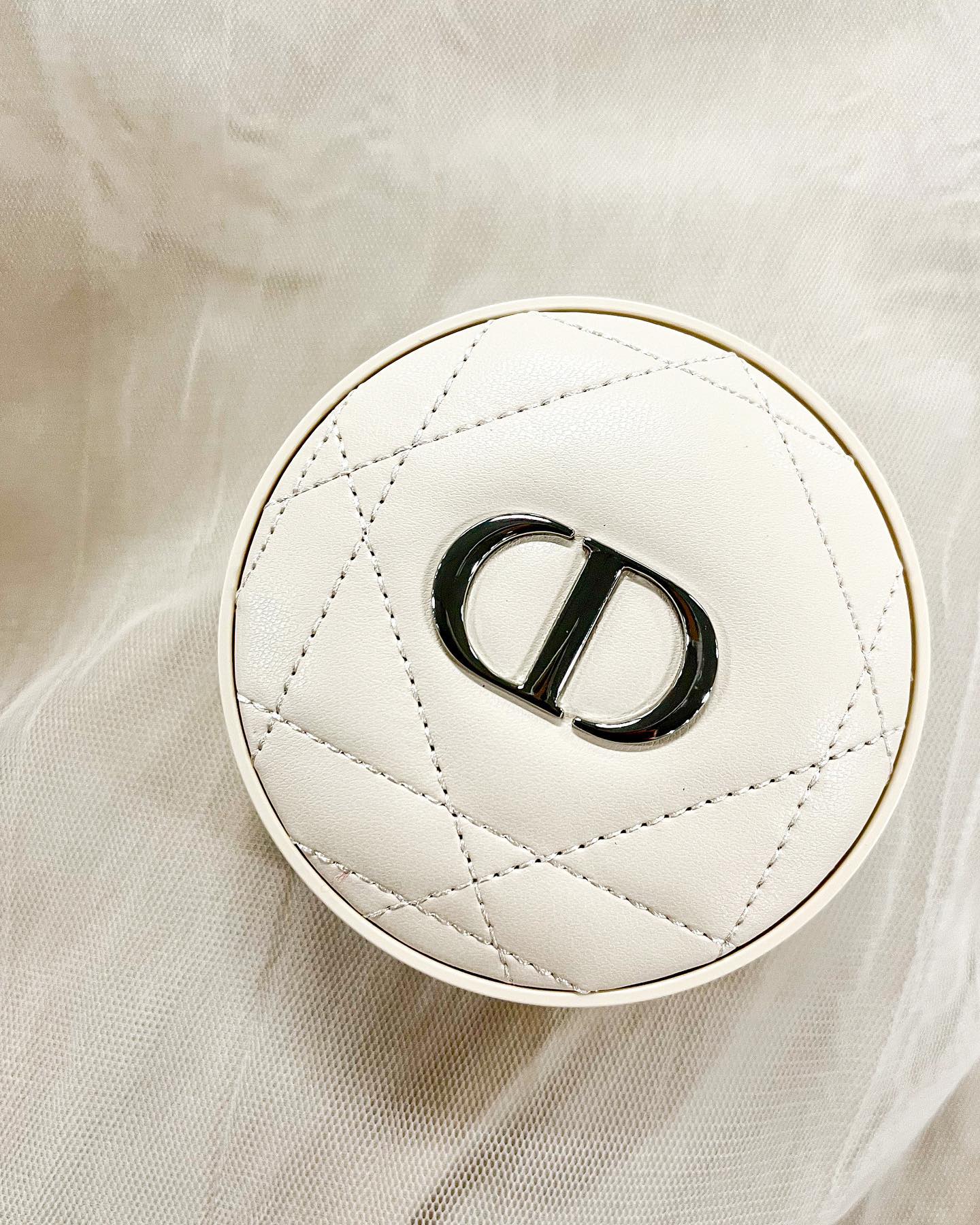 Dior forever powder cushion
#디올 #파우더쿠션
81,000원

예쁨 그 자체인 쿠션🫶🏻
파우더 쿠션인데 예쁨 하나로 끝

안에 퍼프로 수정화장 후에 톡톡하면 자연스럽게 유분기 제거가 가능합니다:)
개인적으로 퍼프보다는 집에서 쓰는거라면 브러쉬 넓은걸로 쓱쓱 발라주는게 더 얇게 잘 표현 되는 거 같아요!

_
_
_
#디올쿠션 #디올포에버쿠션 #파우더 #파우더추천 #선물 #친구선물 #cushion #powder #dior #diormakeup #diorforever