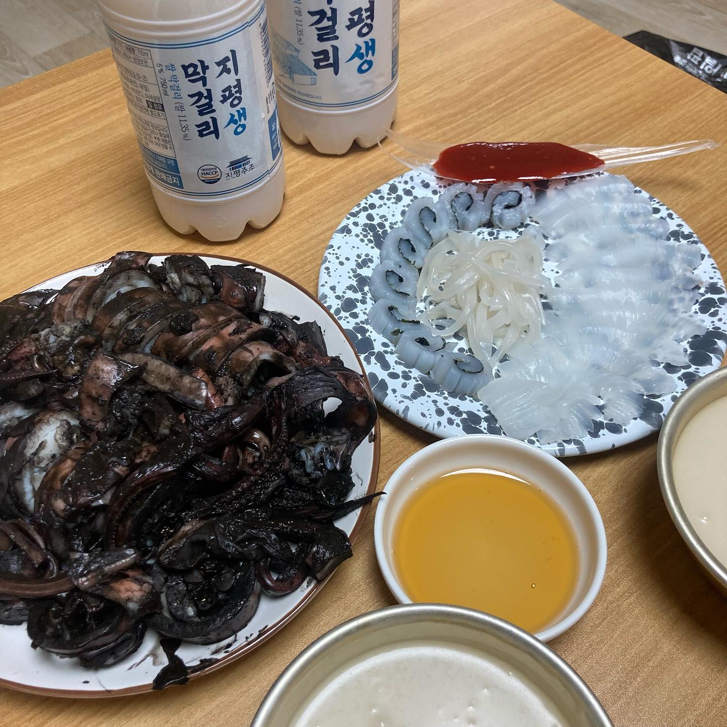 여름 마무으리
올해 첫 무늬오징어! 오빠가 3마리나 잡아왔다리 ㅠㅠ 역시 우리 여봉 최고

올해도 어김없이 욕지도
그치만 바다 상황은 최악..
이지만 그래도 즐거워따리 (긍정긍정)

마지막 사진은 엄마 핸드폰 속 8년전 쯤 뚜민이와 예쁜 우리 엄마

#무늬오징어 #무늬오징어회 #무늬오징어통찜 #무늬오징어요리 #울진무늬 #여름 #물놀이 #해루질 #프리다이빙 #바다 #욕지도 #여름휴가#울진 #울진여행 #울진라이프 #귀촌 #귀촌라이프