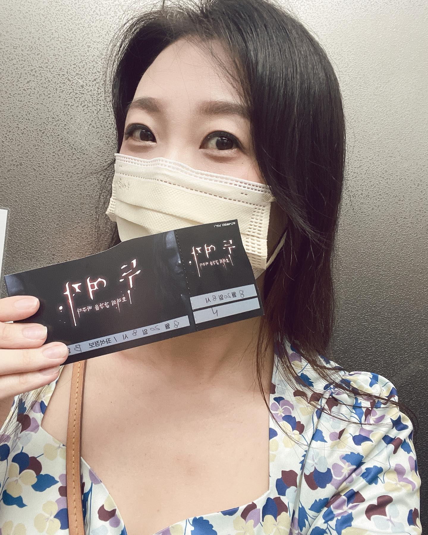 몇년전에 연극 보러 가고 올만이네~~ 
졸업 하고 못 본 선배 얼굴도 보고 연극도 보고~~ 23년만이라뉘~~ 세상에나
근데 어제 만난 사람처럼 어색함 1도 못 느낌 ㅋㅋㅋㅋ 
그간의 스트레스 다 풀고~ 
완젼 새상 반갑고 신남이였뜸~ 
연극 내용은 무섭지 않았는데.. 
중간중간 소품들과 출연자들의 깜짝깜짝~ 남자들이 더 무서워했뜸 ㅋㅋ 
다 커플인데 나 혼자 왔뜸 ㅋㅋ
것도 혼자 당당히 커플들 사이 젤 중간에 앉아서 봄 ㅋ 
대견함 ㅋㅋㅋㅋㅋㅋ 
이건 직접 봐야 됨~~~ 
9월까지니까 보러 가실 분들 고고~ 
또 보러 가야지~~~~~ 끝나고 선배랑 맥주도 한잔~~~~

#멋진선배 #연극대박나자 #이기욱선배짱 #3년만의연극관람 #서울 #23년만의만남 #대학로 #연극 #공포극 
#대학로연극 #두여자 #연극두여자
#공포극두여자 #대학로두여자
#대학로두여자연극 #두여자공포극
#공포극추천 #대학로공포극
#대학로공포극추천 #대학로연극추천
#대학로연극후기 #연극두여자후기
#연극두여자추천 #공포극두여자추천
#호러연극 #대학로스카이씨어터 #스카이씨어터 #공연 #대학로공연 #실내데이트