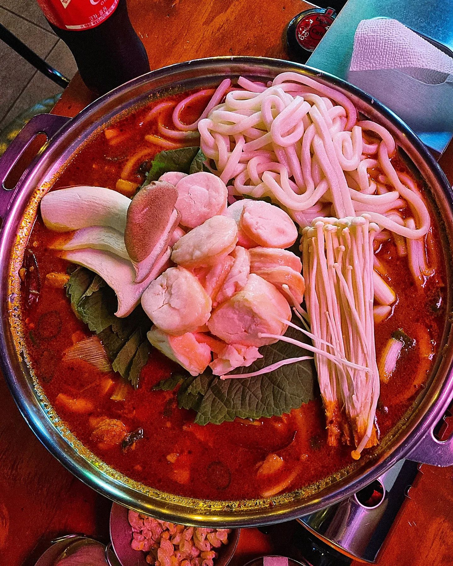 #협찬
압두정동에서 실컷 얼큰해지고 싶을 때 🙋‍♀️

마라 낙곱새, 곱도리탕에 혀 얼큰 간 얼큰 하기 딱 좋은 곳..!

대창이 진짜 大빵 大빵 많아서 大창인가 싶을 정도로 대창 대빵 곱도리탕 🐔❤️ (26,000)

순살로 선택해서 뼈 바를 필요 없이 낼름낼름 먹어줬어요

당면사리 추가해서 먹어야지 했는데 우동사리가 원래 들어가있어서 술먹을 때 탄수화물 충전 꼭 해주는 사람들한테도 너모 좋코.. 심지어 밥은 무한리필 👅

배달도 되는지 계속 배민 콜 들어오던데 닭도리탕/곱도리탕/꽃도리탕/낙곱새 등 매콤 안주 땡길 때 가면 쏘주랑 밥 무한 흡입 가능할 것 같아요

#사거리식당 🐸
#사거리식당천안두정점

천안시 서북구 원두정8길 24

#천안맛집 #천안사거리식당 #두정동사거리식당 #천안곱도리탕 #마라낙곱새 #두정동마라낙곱새 #천안두정동맛집 #두정동맛집 #두정동술집 #두정동곱도리탕  #두정동포차 #꽃도리탕