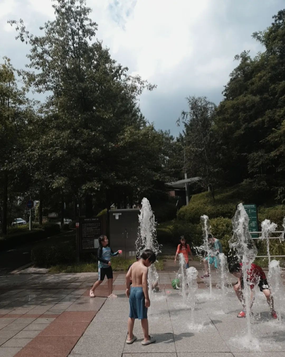 .
올해는 작년에비하면 
물놀이 진짜 많이한듯🏊‍♂️🏊‍♂️🏊‍♂️
계속놀자 또놀자
물만보면 옷없어도 들어가고싶어하는 7세
3세는 무섭자고 안들어가서 찍지도않음ㅋ
나중에야 들어가서 찔끔 노심 
맘껏 젖을 수 있을때 놀아라 🥰
.
.
.
.
.
#덕양구 
#물놀이터
#섹시한뒤태 
#바지먹었다