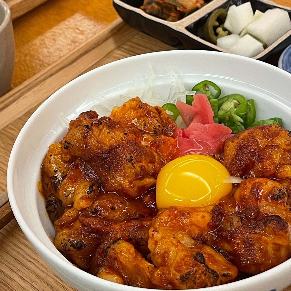 🍚 올잇이 인증 홍대 대창덮밥 맛집 🍚

📍장소:육구덮밥
📍영업시간 : 10:00-21:00(브레이크타임O)

허얼 연남동에서 육구덮밥 안가보신 분 없길,, 
여기 대창 덮밥 진짜 쫀맛 1티어 임니다 🫶🏻

느끼한거 안좋아하는데 하나도 안느끼하고 소스가 다 잡아줘요 🥨