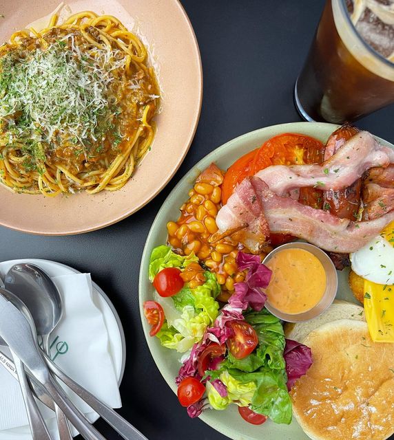 짛니의 먹방일기 on Instagram: "#잠실맛집 #mip #잠실밉 #밉 잠실에 이렇게 맛있는 브런치집이 있었다니,,🤍 오픈 테라스라 햇살 쬐기도 좋았고, 맛도 완벽했다 저녁에는 라운지 펍으로 바뀌는