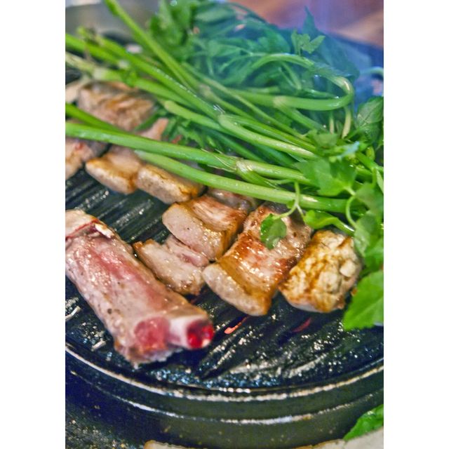 방석호 on Instagram: "향긋하고 아삭아삭하고 식감좋고 몸에도 좋은 미나리 와 함께먹는 두툼하고 육즙이 살아있는 제주돈마호크, 차돌박이, 명란솥밥 과 꽃개된장찌개 등 메뉴 하나하가 일품