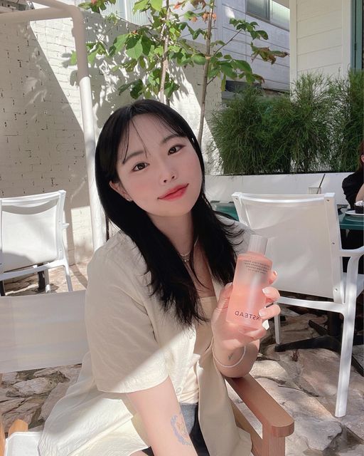 멜루미 시캬류 on Instagram: "#ad 저자극 피부결 관리를 위한 #인스테드 소프트 글로우 결 토너 〰🤍 세안 후 수분을 채워주는 저자극 토너에요! 3중 히알루론산이 들어가 있어 촉촉하고 피부에