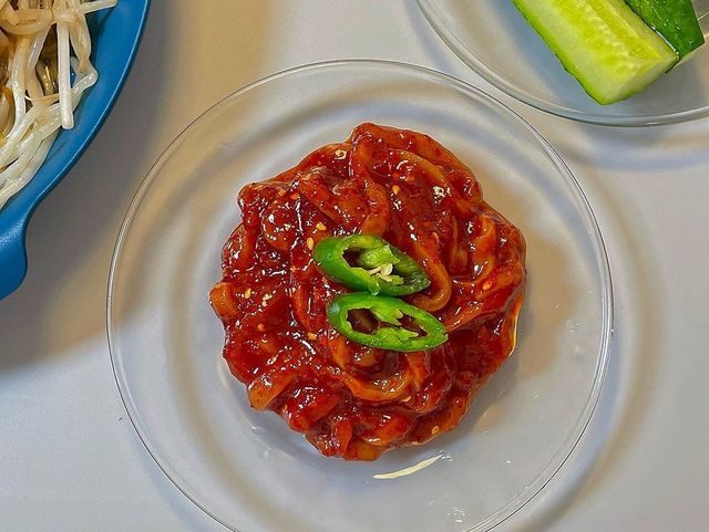 허니와레몬 (강아지핀맛집) on Instagram: "덥고 꿉꿉하던 토욜 저녁에 뭔가 기분 전환될 화끈한 한방을 찾고있다가😁 #끼닛 불젓갈오징어를 집어들었습니다❤️ 긍데여~ 봉지뜯다가 저도 모